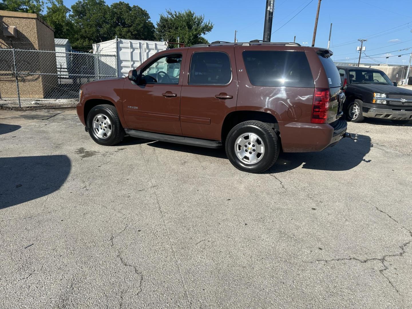 2013 Brown Chevrolet Tahoe LT 2WD (1GNSCBE07DR) with an 5.3L V8 OHV 16V FFV engine, 6-Speed Automatic transmission, located at 1687 Business 35 S, New Braunfels, TX, 78130, (830) 625-7159, 29.655487, -98.051491 - Photo#8