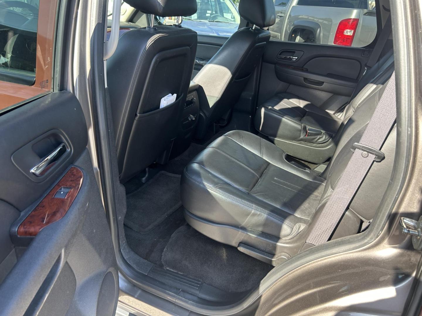 2013 Brown Chevrolet Tahoe LT 2WD (1GNSCBE07DR) with an 5.3L V8 OHV 16V FFV engine, 6-Speed Automatic transmission, located at 1687 Business 35 S, New Braunfels, TX, 78130, (830) 625-7159, 29.655487, -98.051491 - Photo#9
