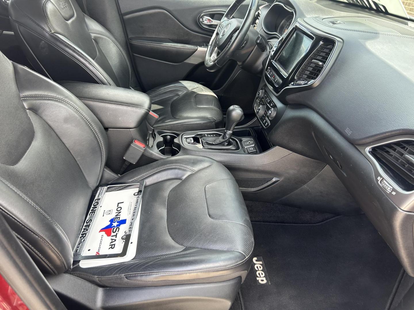2019 Red Jeep Cherokee Limited FWD (1C4PJLDN9KD) with an 2.0L L4 DOHC 16V TURBO engine, 9A transmission, located at 1687 Business 35 S, New Braunfels, TX, 78130, (830) 625-7159, 29.655487, -98.051491 - Photo#2