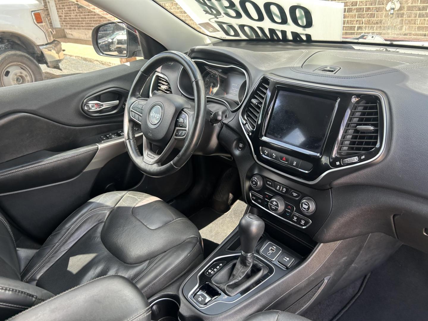 2019 Red Jeep Cherokee Limited FWD (1C4PJLDN9KD) with an 2.0L L4 DOHC 16V TURBO engine, 9A transmission, located at 1687 Business 35 S, New Braunfels, TX, 78130, (830) 625-7159, 29.655487, -98.051491 - Photo#3