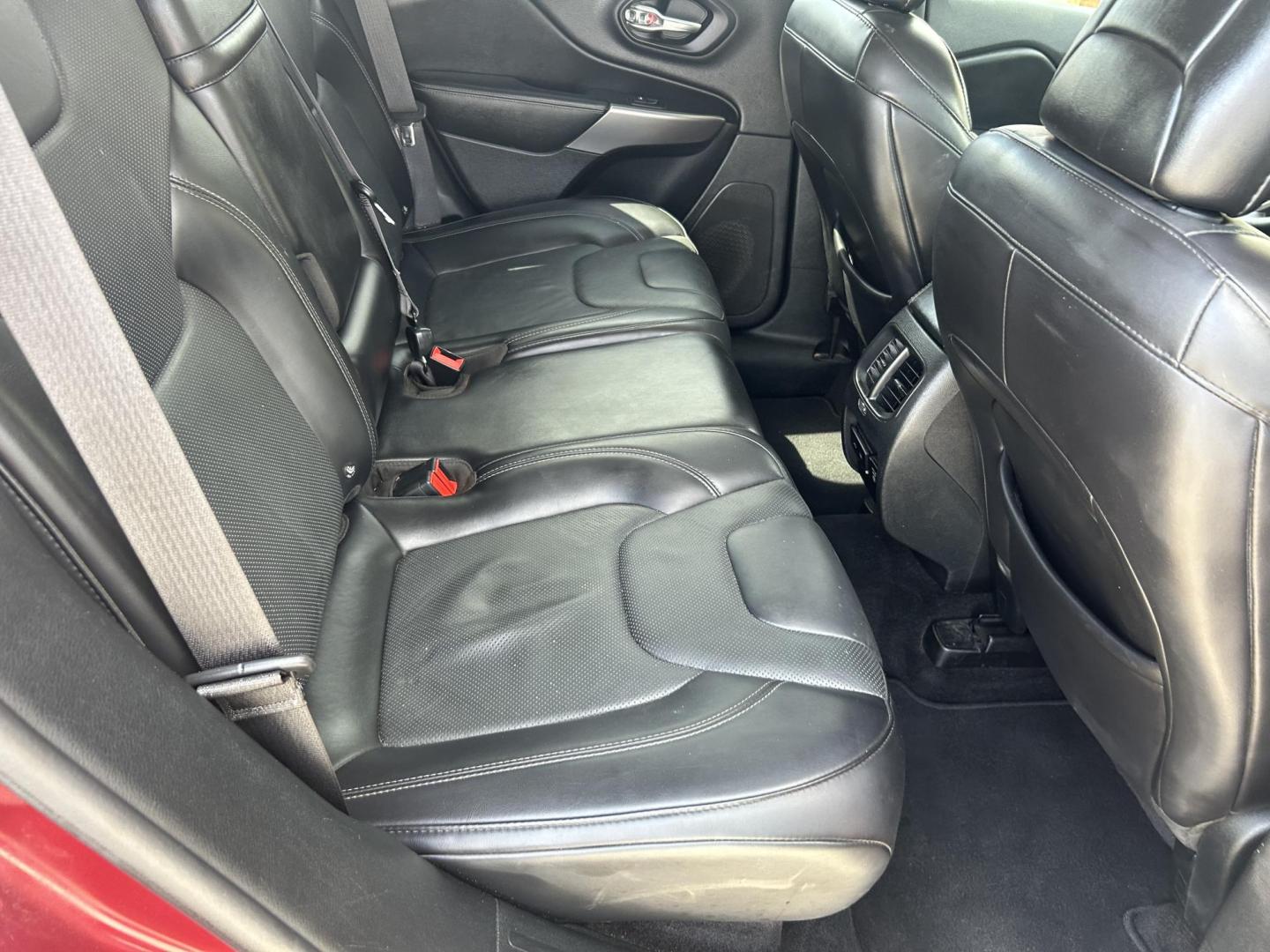 2019 Red Jeep Cherokee Limited FWD (1C4PJLDN9KD) with an 2.0L L4 DOHC 16V TURBO engine, 9A transmission, located at 1687 Business 35 S, New Braunfels, TX, 78130, (830) 625-7159, 29.655487, -98.051491 - Photo#4