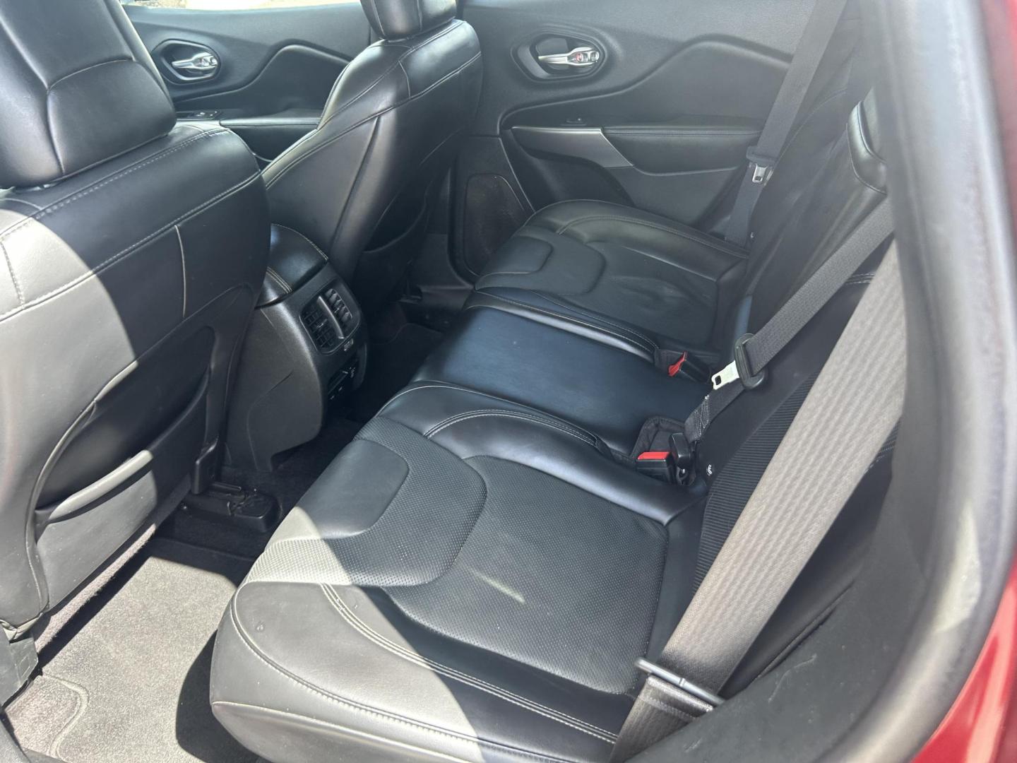 2019 Red Jeep Cherokee Limited FWD (1C4PJLDN9KD) with an 2.0L L4 DOHC 16V TURBO engine, 9A transmission, located at 1687 Business 35 S, New Braunfels, TX, 78130, (830) 625-7159, 29.655487, -98.051491 - Photo#9