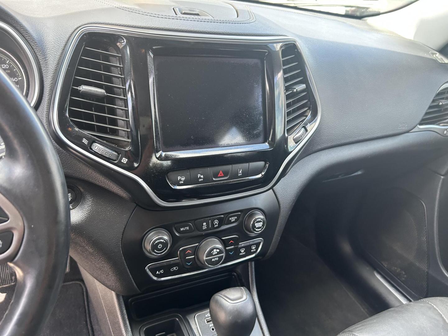 2019 Red Jeep Cherokee Limited FWD (1C4PJLDN9KD) with an 2.0L L4 DOHC 16V TURBO engine, 9A transmission, located at 1687 Business 35 S, New Braunfels, TX, 78130, (830) 625-7159, 29.655487, -98.051491 - Photo#13