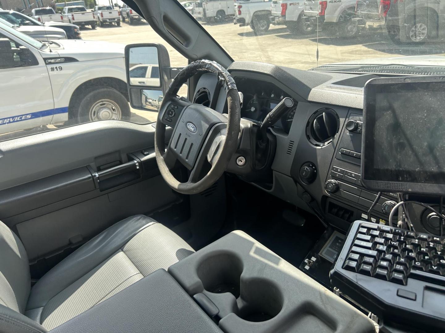2016 White Ford F-250 SD XL 4WD (1FDBF2B61GE) with an 6.2L V8 OHV 16V engine, 6A transmission, located at 1687 Business 35 S, New Braunfels, TX, 78130, (830) 625-7159, 29.655487, -98.051491 - Photo#3