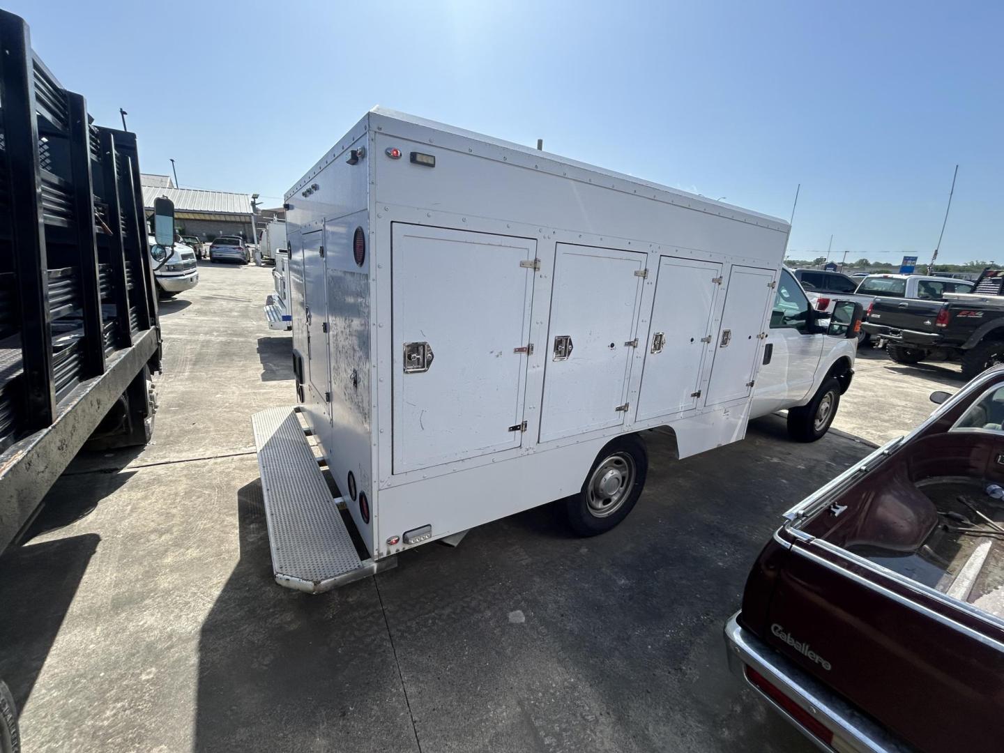 2016 White Ford F-250 SD XL 4WD (1FDBF2B61GE) with an 6.2L V8 OHV 16V engine, 6A transmission, located at 1687 Business 35 S, New Braunfels, TX, 78130, (830) 625-7159, 29.655487, -98.051491 - Photo#4