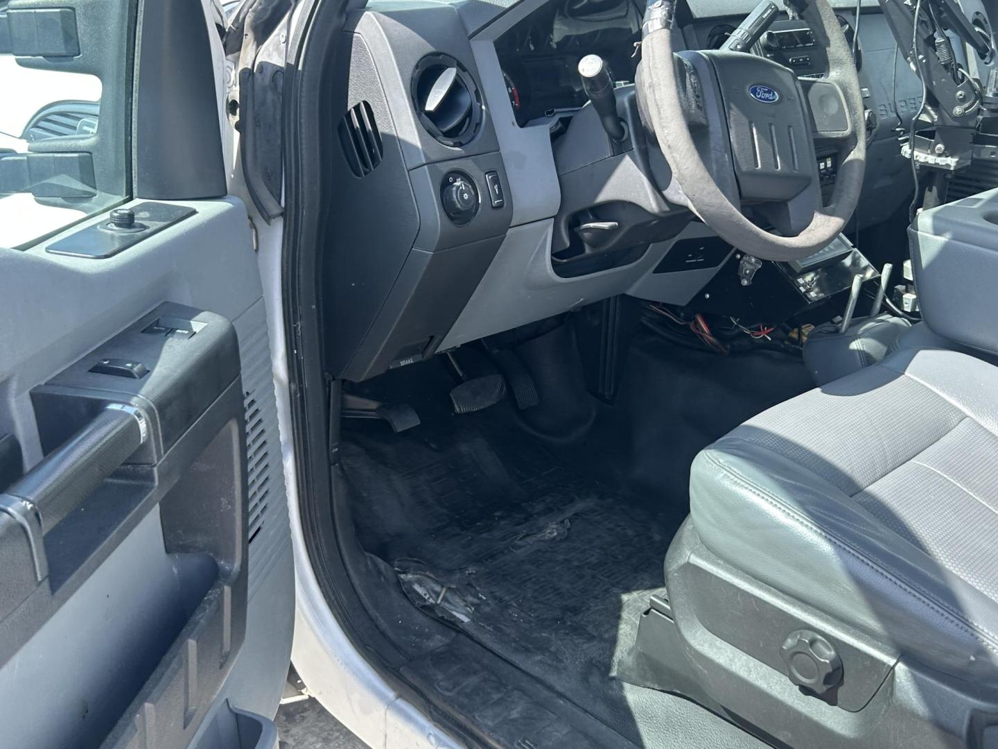 2016 White Ford F-250 SD XL 4WD (1FDBF2B61GE) with an 6.2L V8 OHV 16V engine, 6A transmission, located at 1687 Business 35 S, New Braunfels, TX, 78130, (830) 625-7159, 29.655487, -98.051491 - Photo#6