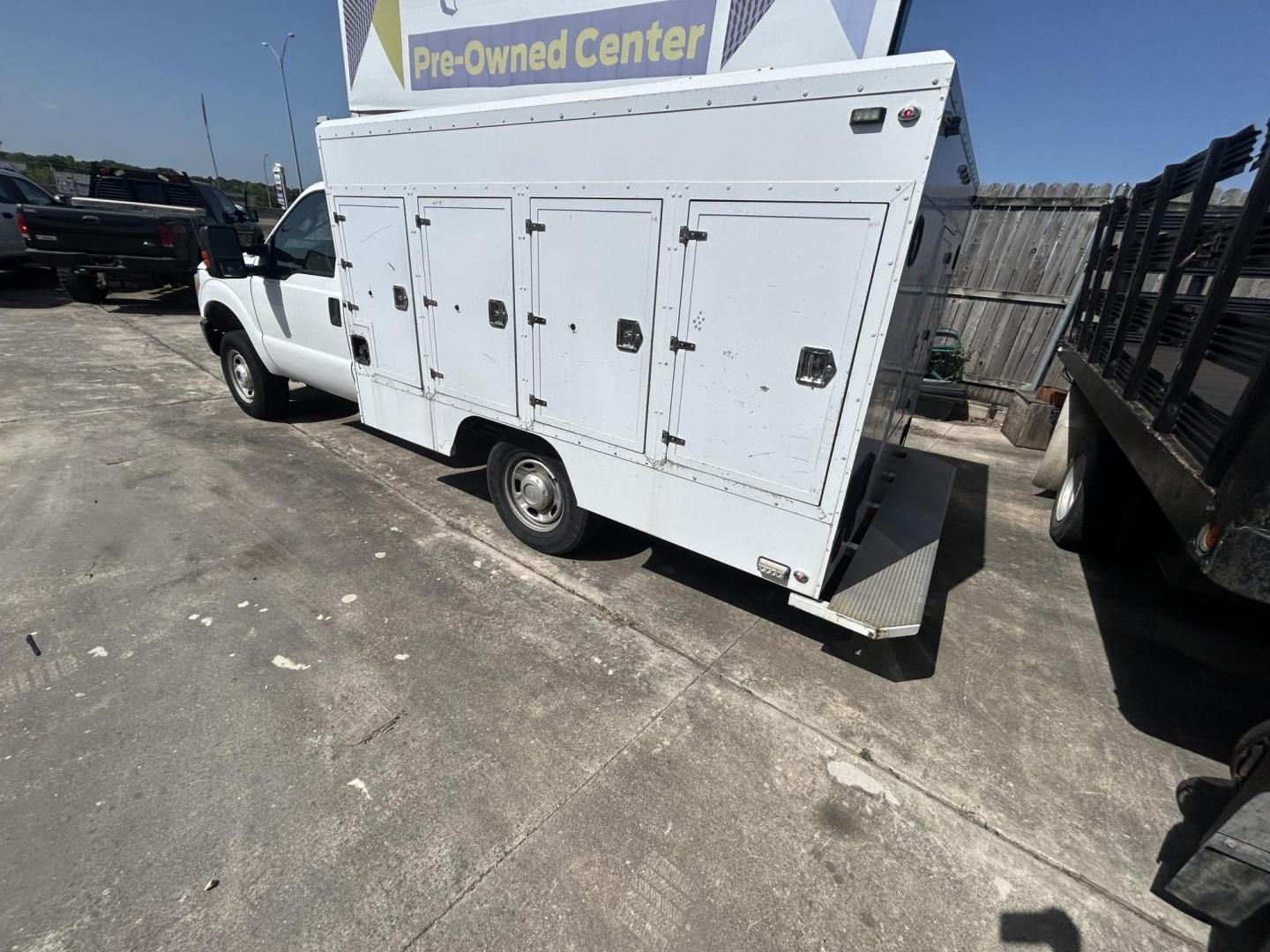 2016 White Ford F-250 SD XL 4WD (1FDBF2B61GE) with an 6.2L V8 OHV 16V engine, 6A transmission, located at 1687 Business 35 S, New Braunfels, TX, 78130, (830) 625-7159, 29.655487, -98.051491 - Photo#5