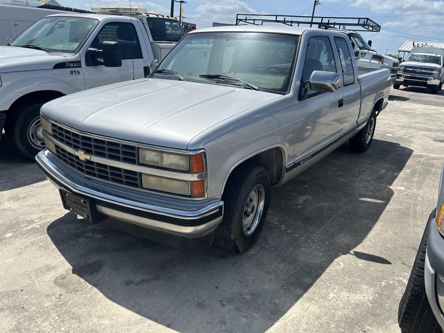 1990 Silver Chevrolet C/K 1500 Ext. Cab 6.5-ft. Bed 2WD (2GCEC19Z1L1) with an 4.3L V6 OHV 12V engine, 4-Speed Manual Overdrive transmission, located at 1687 Business 35 S, New Braunfels, TX, 78130, (830) 625-7159, 29.655487, -98.051491 - Photo#0