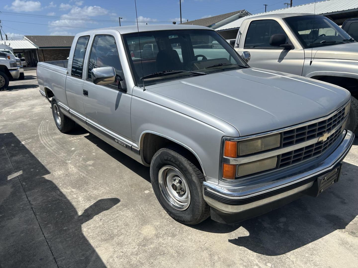 1990 Silver Chevrolet C/K 1500 Ext. Cab 6.5-ft. Bed 2WD (2GCEC19Z1L1) with an 4.3L V6 OHV 12V engine, 4-Speed Manual Overdrive transmission, located at 1687 Business 35 S, New Braunfels, TX, 78130, (830) 625-7159, 29.655487, -98.051491 - Photo#1