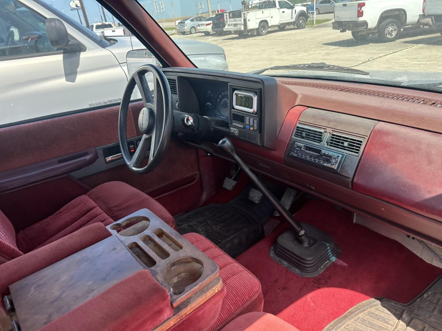 1990 Silver Chevrolet C/K 1500 Ext. Cab 6.5-ft. Bed 2WD (2GCEC19Z1L1) with an 4.3L V6 OHV 12V engine, 4-Speed Manual Overdrive transmission, located at 1687 Business 35 S, New Braunfels, TX, 78130, (830) 625-7159, 29.655487, -98.051491 - Photo#3