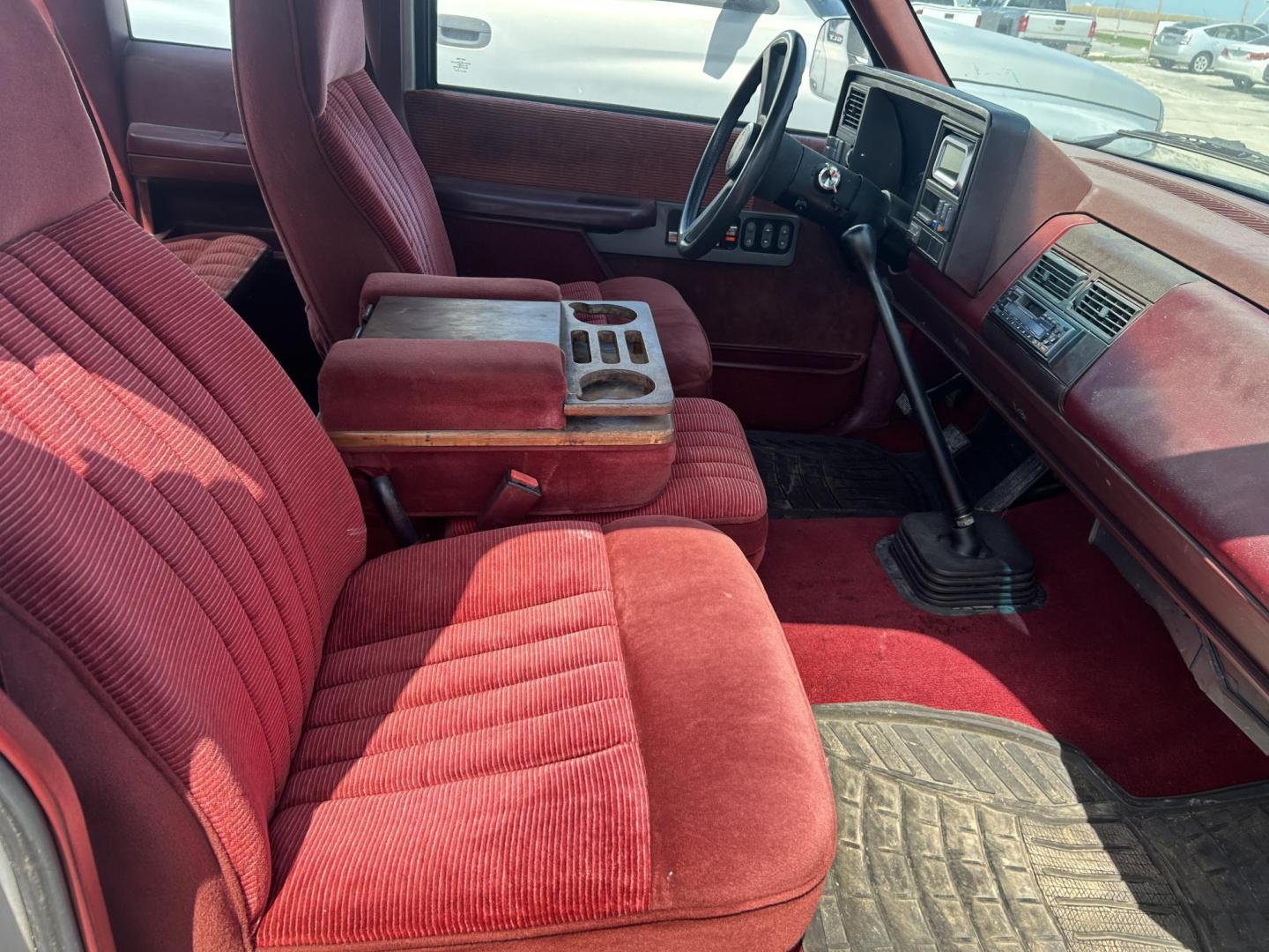 1990 Silver Chevrolet C/K 1500 Ext. Cab 6.5-ft. Bed 2WD (2GCEC19Z1L1) with an 4.3L V6 OHV 12V engine, 4-Speed Manual Overdrive transmission, located at 1687 Business 35 S, New Braunfels, TX, 78130, (830) 625-7159, 29.655487, -98.051491 - Photo#2