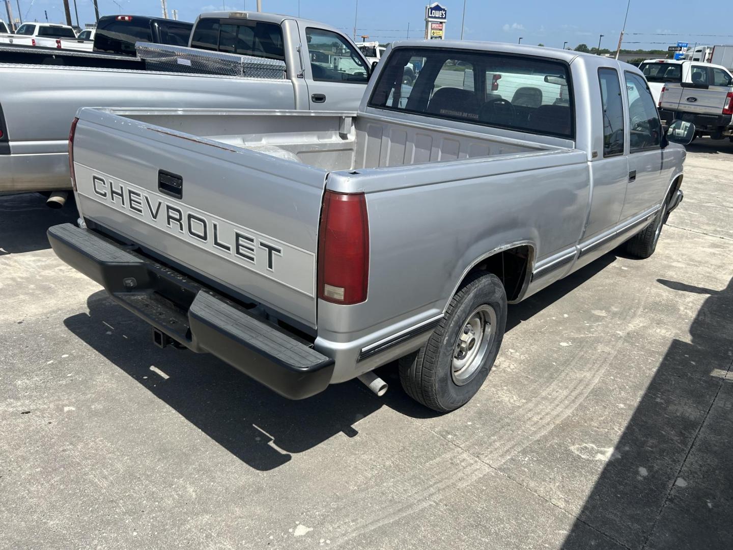 1990 Silver Chevrolet C/K 1500 Ext. Cab 6.5-ft. Bed 2WD (2GCEC19Z1L1) with an 4.3L V6 OHV 12V engine, 4-Speed Manual Overdrive transmission, located at 1687 Business 35 S, New Braunfels, TX, 78130, (830) 625-7159, 29.655487, -98.051491 - Photo#5