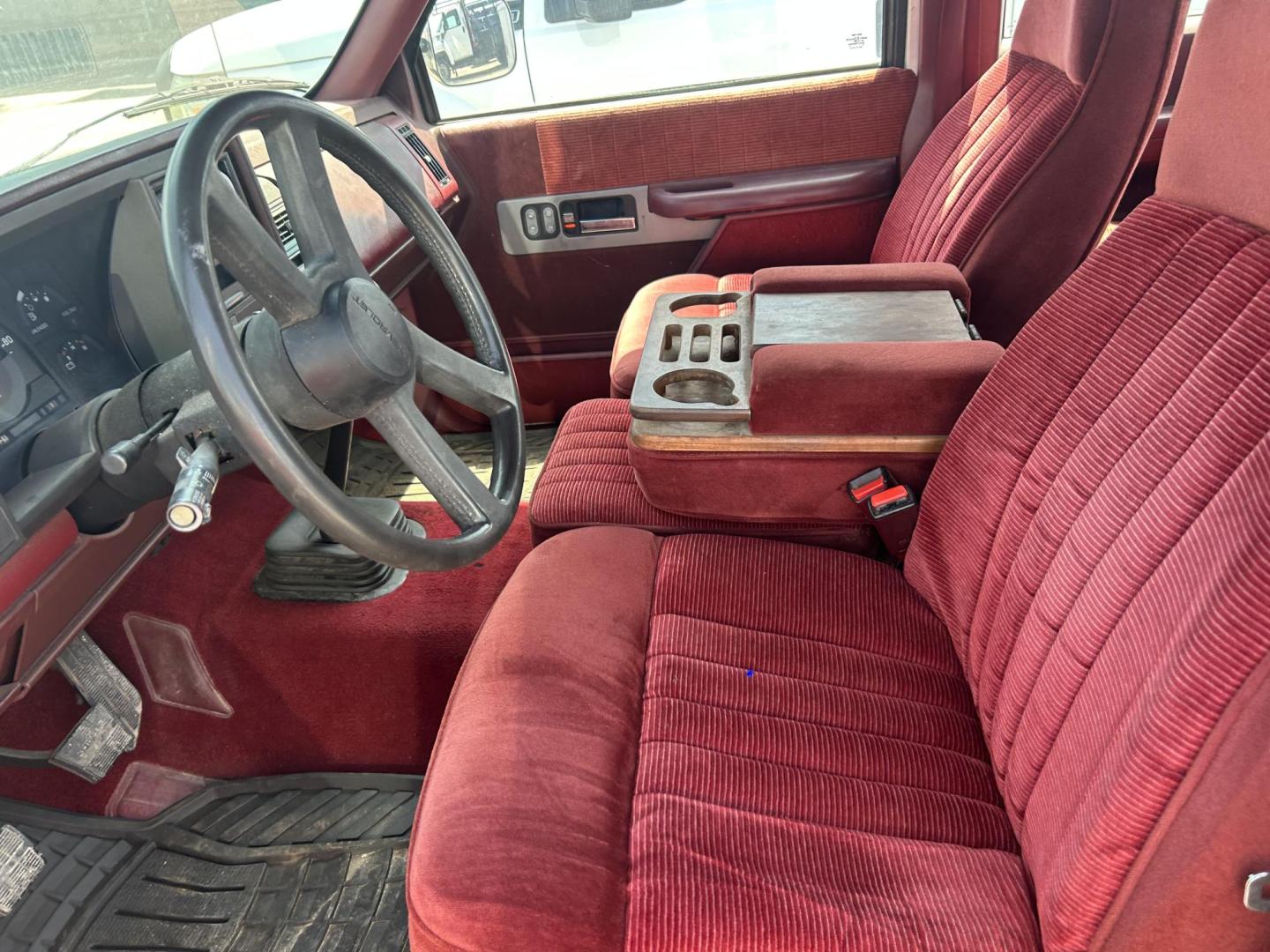 1990 Silver Chevrolet C/K 1500 Ext. Cab 6.5-ft. Bed 2WD (2GCEC19Z1L1) with an 4.3L V6 OHV 12V engine, 4-Speed Manual Overdrive transmission, located at 1687 Business 35 S, New Braunfels, TX, 78130, (830) 625-7159, 29.655487, -98.051491 - Photo#8