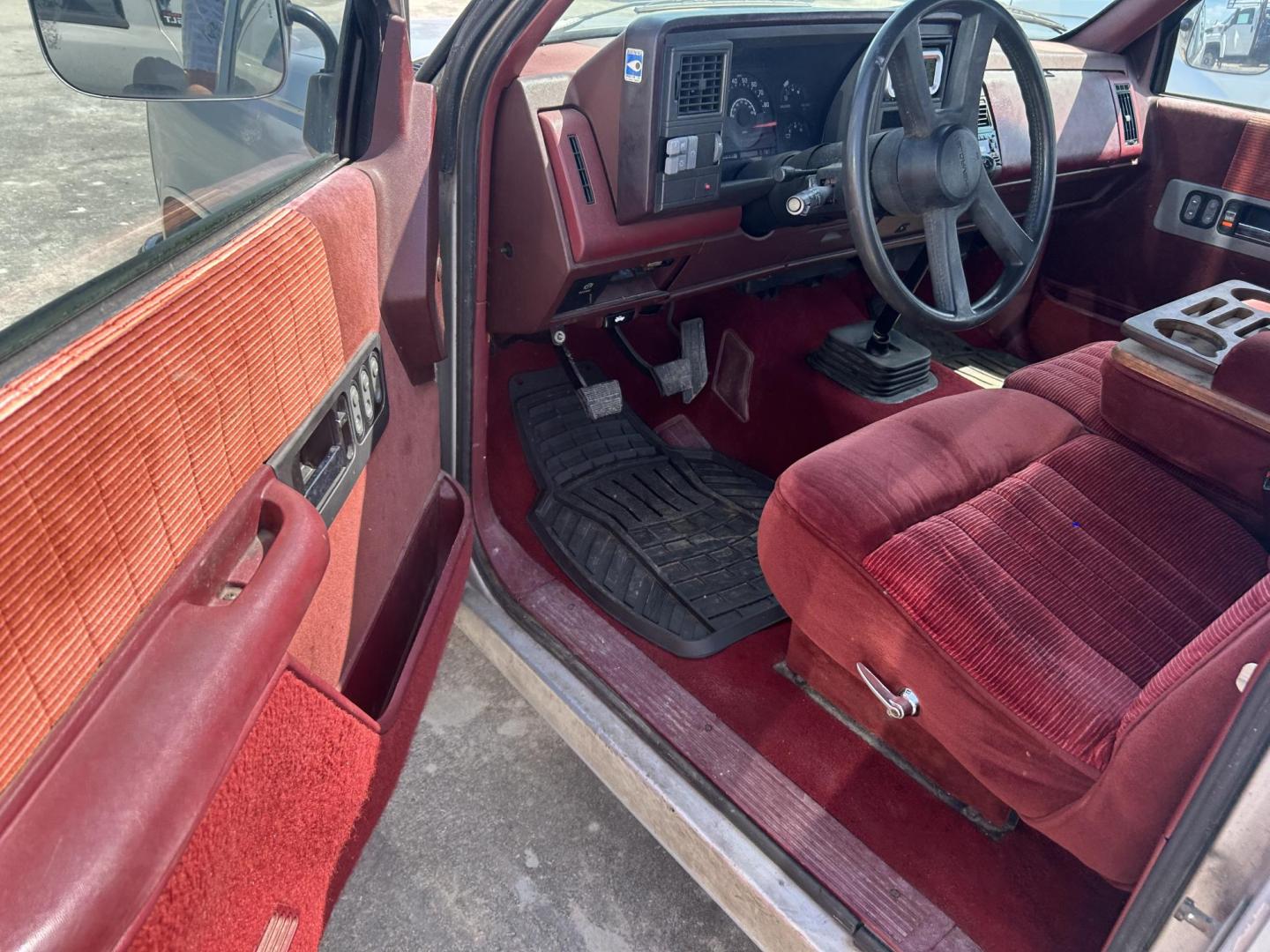 1990 Silver Chevrolet C/K 1500 Ext. Cab 6.5-ft. Bed 2WD (2GCEC19Z1L1) with an 4.3L V6 OHV 12V engine, 4-Speed Manual Overdrive transmission, located at 1687 Business 35 S, New Braunfels, TX, 78130, (830) 625-7159, 29.655487, -98.051491 - Photo#7