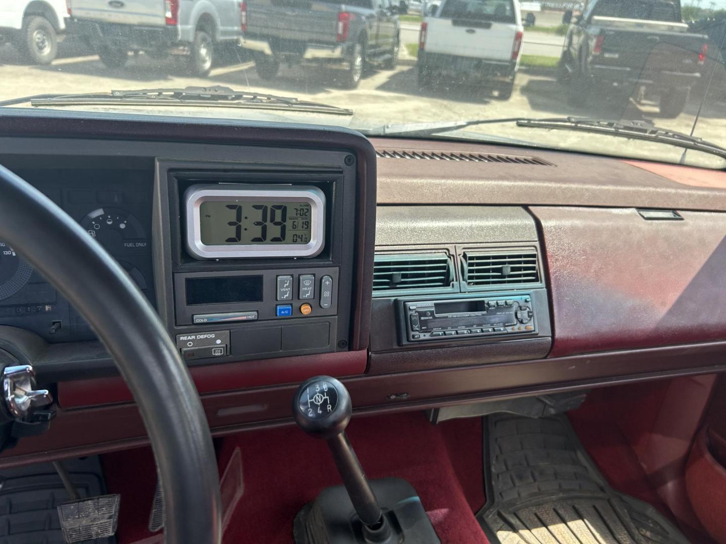 1990 Silver Chevrolet C/K 1500 Ext. Cab 6.5-ft. Bed 2WD (2GCEC19Z1L1) with an 4.3L V6 OHV 12V engine, 4-Speed Manual Overdrive transmission, located at 1687 Business 35 S, New Braunfels, TX, 78130, (830) 625-7159, 29.655487, -98.051491 - Photo#10