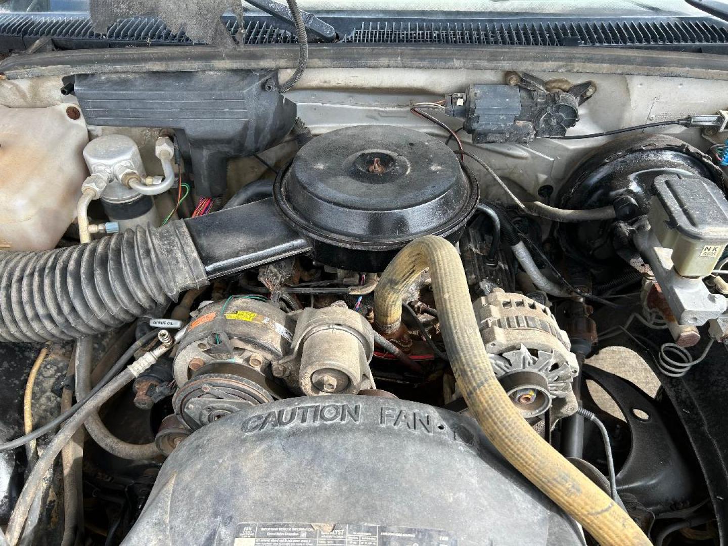 1990 Silver Chevrolet C/K 1500 Ext. Cab 6.5-ft. Bed 2WD (2GCEC19Z1L1) with an 4.3L V6 OHV 12V engine, 4-Speed Manual Overdrive transmission, located at 1687 Business 35 S, New Braunfels, TX, 78130, (830) 625-7159, 29.655487, -98.051491 - Photo#12