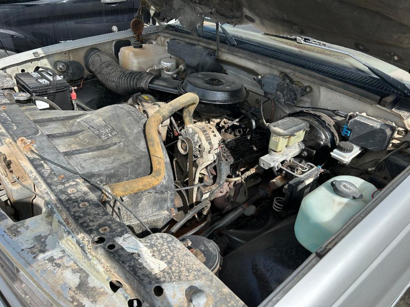 1990 Silver Chevrolet C/K 1500 Ext. Cab 6.5-ft. Bed 2WD (2GCEC19Z1L1) with an 4.3L V6 OHV 12V engine, 4-Speed Manual Overdrive transmission, located at 1687 Business 35 S, New Braunfels, TX, 78130, (830) 625-7159, 29.655487, -98.051491 - Photo#14