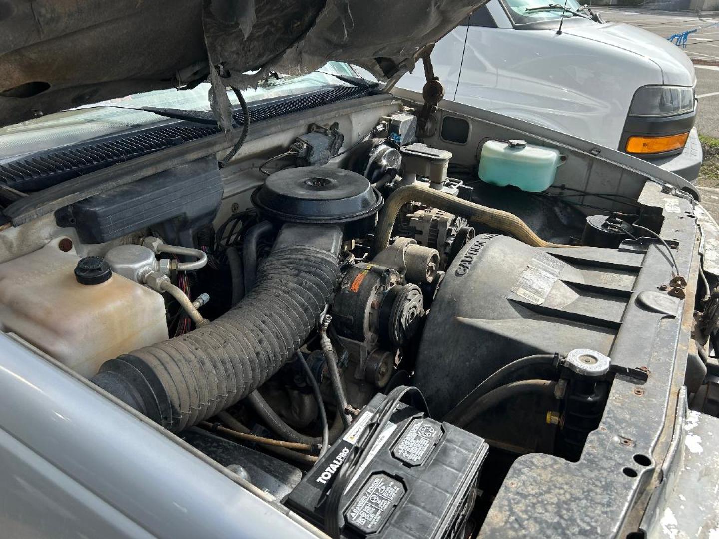 1990 Silver Chevrolet C/K 1500 Ext. Cab 6.5-ft. Bed 2WD (2GCEC19Z1L1) with an 4.3L V6 OHV 12V engine, 4-Speed Manual Overdrive transmission, located at 1687 Business 35 S, New Braunfels, TX, 78130, (830) 625-7159, 29.655487, -98.051491 - Photo#13