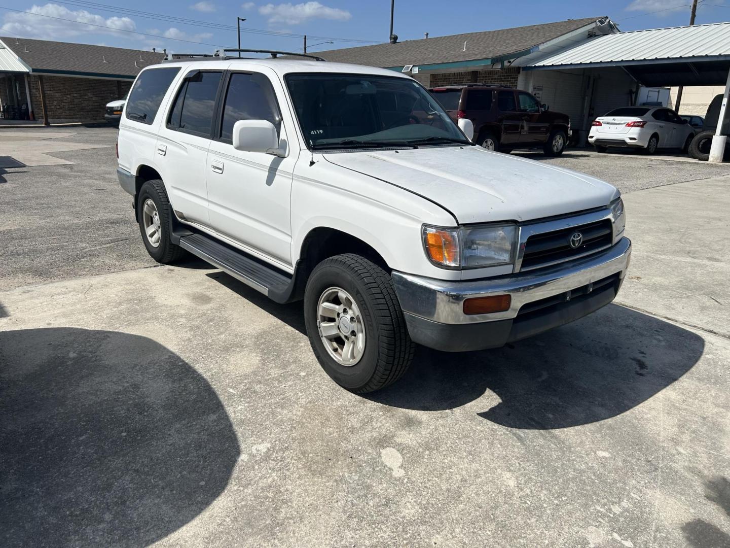 1997 Silver Toyota 4Runner SR5 2WD (JT3GN86RXV0) with an 3.4L V6 DOHC 24V engine, 4-Speed Automatic Overdrive transmission, located at 1687 Business 35 S, New Braunfels, TX, 78130, (830) 625-7159, 29.655487, -98.051491 - Photo#3