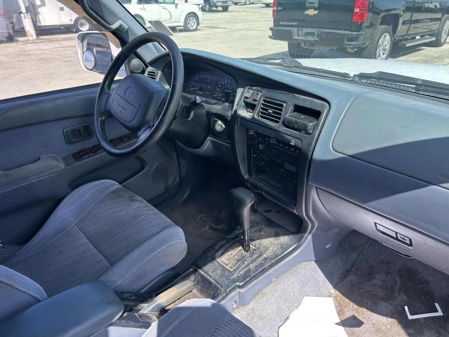 1997 Silver Toyota 4Runner SR5 2WD (JT3GN86RXV0) with an 3.4L V6 DOHC 24V engine, 4-Speed Automatic Overdrive transmission, located at 1687 Business 35 S, New Braunfels, TX, 78130, (830) 625-7159, 29.655487, -98.051491 - Photo#9