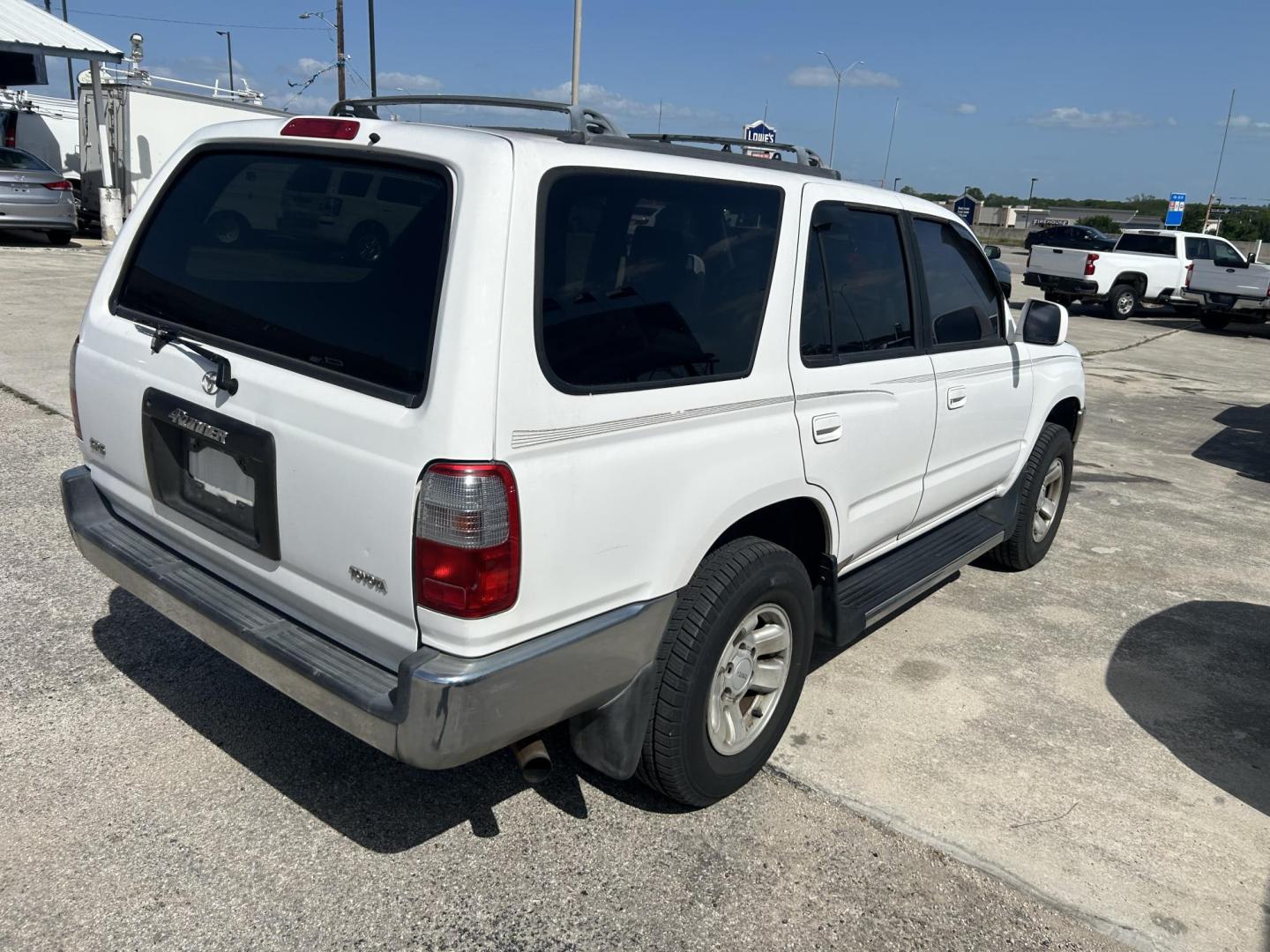 1997 Silver Toyota 4Runner SR5 2WD (JT3GN86RXV0) with an 3.4L V6 DOHC 24V engine, 4-Speed Automatic Overdrive transmission, located at 1687 Business 35 S, New Braunfels, TX, 78130, (830) 625-7159, 29.655487, -98.051491 - Photo#2