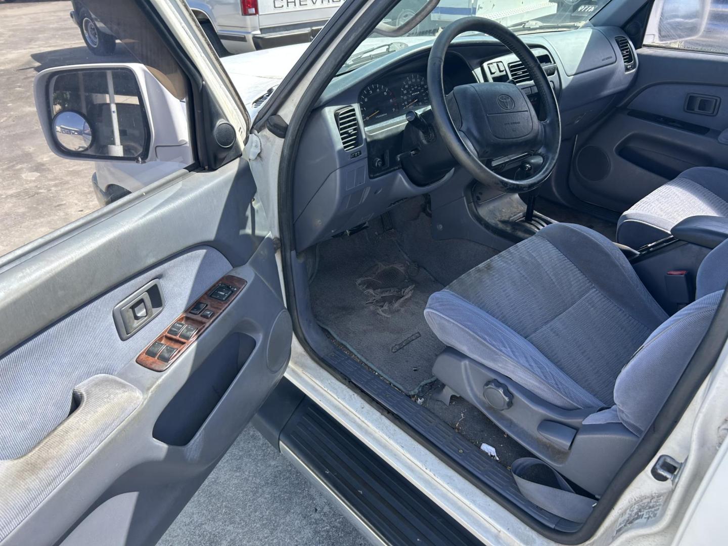 1997 Silver Toyota 4Runner SR5 2WD (JT3GN86RXV0) with an 3.4L V6 DOHC 24V engine, 4-Speed Automatic Overdrive transmission, located at 1687 Business 35 S, New Braunfels, TX, 78130, (830) 625-7159, 29.655487, -98.051491 - Photo#4