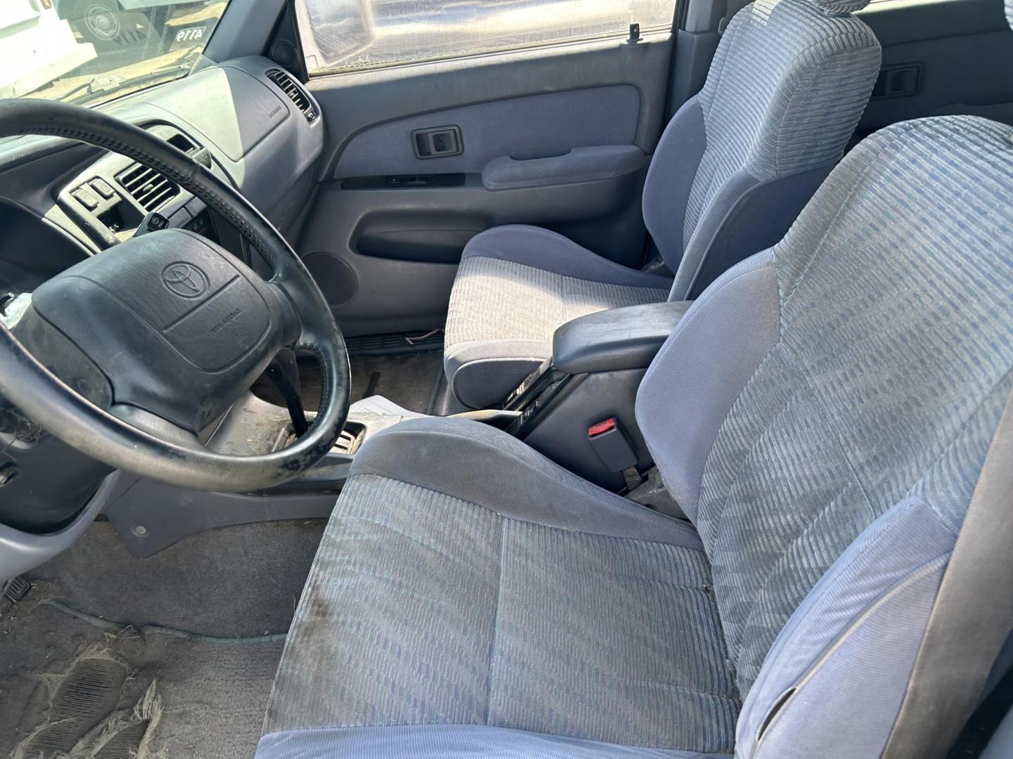 1997 Silver Toyota 4Runner SR5 2WD (JT3GN86RXV0) with an 3.4L V6 DOHC 24V engine, 4-Speed Automatic Overdrive transmission, located at 1687 Business 35 S, New Braunfels, TX, 78130, (830) 625-7159, 29.655487, -98.051491 - Photo#5
