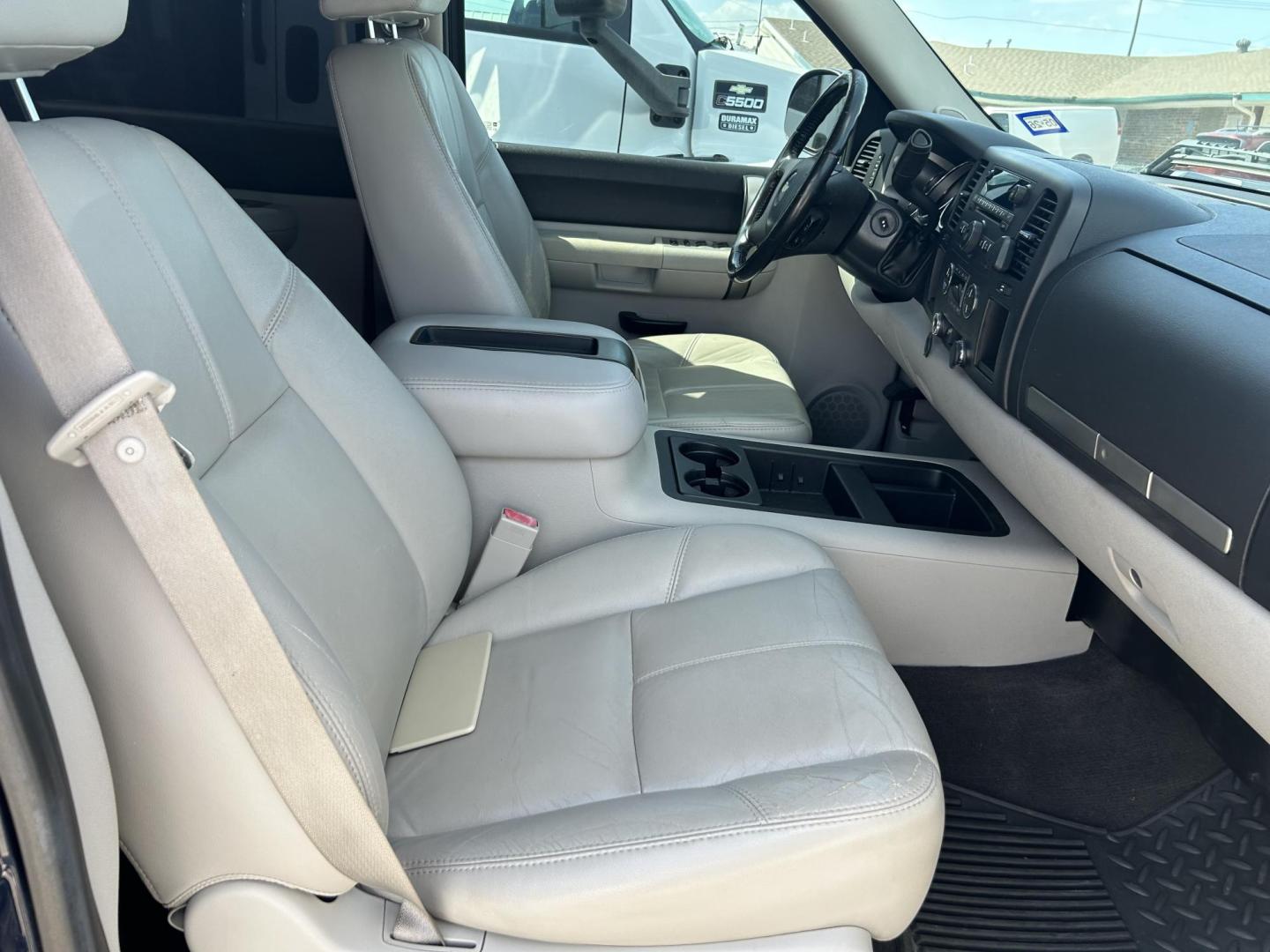 2007 Blue Chevrolet Silverado 1500 LT1 Crew Cab 2WD (2GCEC13J571) with an 5.3L V8 OHV 16V engine, 4-Speed Automatic Overdrive transmission, located at 1687 Business 35 S, New Braunfels, TX, 78130, (830) 625-7159, 29.655487, -98.051491 - Photo#2