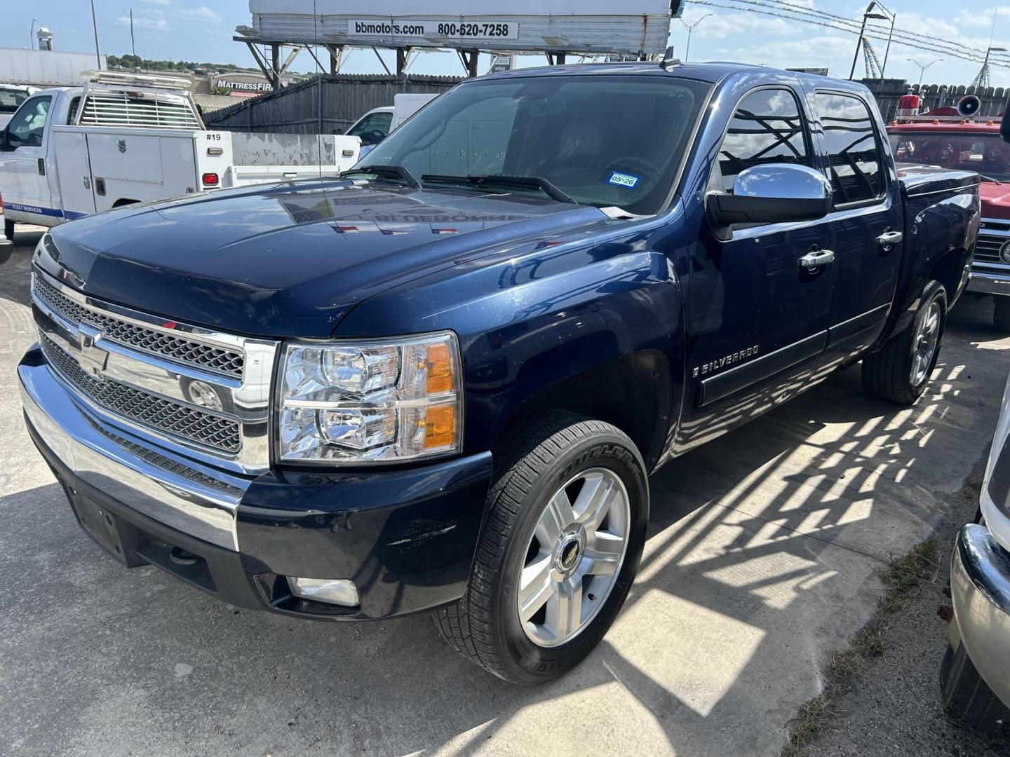 2007 Blue Chevrolet Silverado 1500 LT1 Crew Cab 2WD (2GCEC13J571) with an 5.3L V8 OHV 16V engine, 4-Speed Automatic Overdrive transmission, located at 1687 Business 35 S, New Braunfels, TX, 78130, (830) 625-7159, 29.655487, -98.051491 - Photo#0