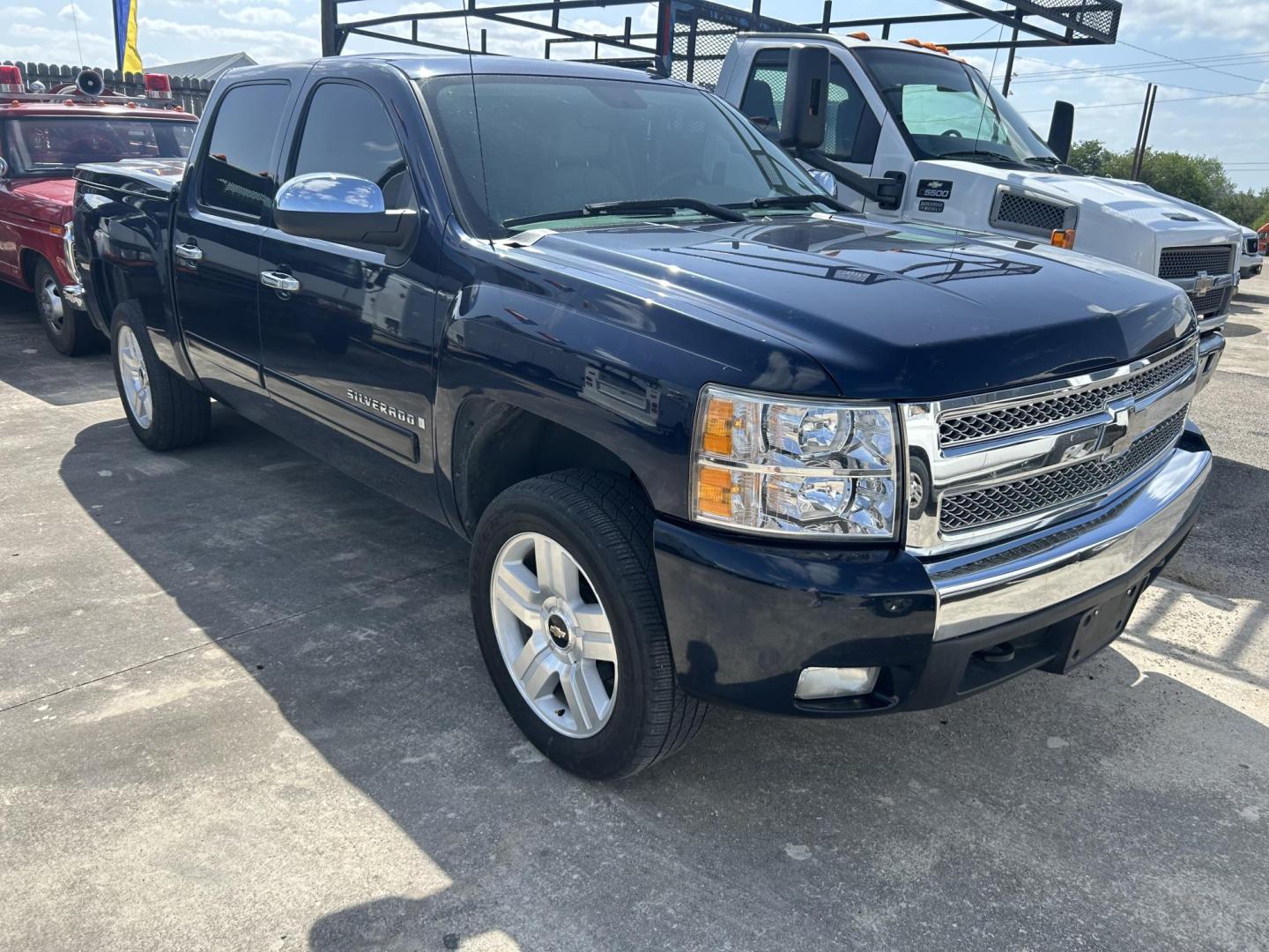 2007 Blue Chevrolet Silverado 1500 LT1 Crew Cab 2WD (2GCEC13J571) with an 5.3L V8 OHV 16V engine, 4-Speed Automatic Overdrive transmission, located at 1687 Business 35 S, New Braunfels, TX, 78130, (830) 625-7159, 29.655487, -98.051491 - Photo#1