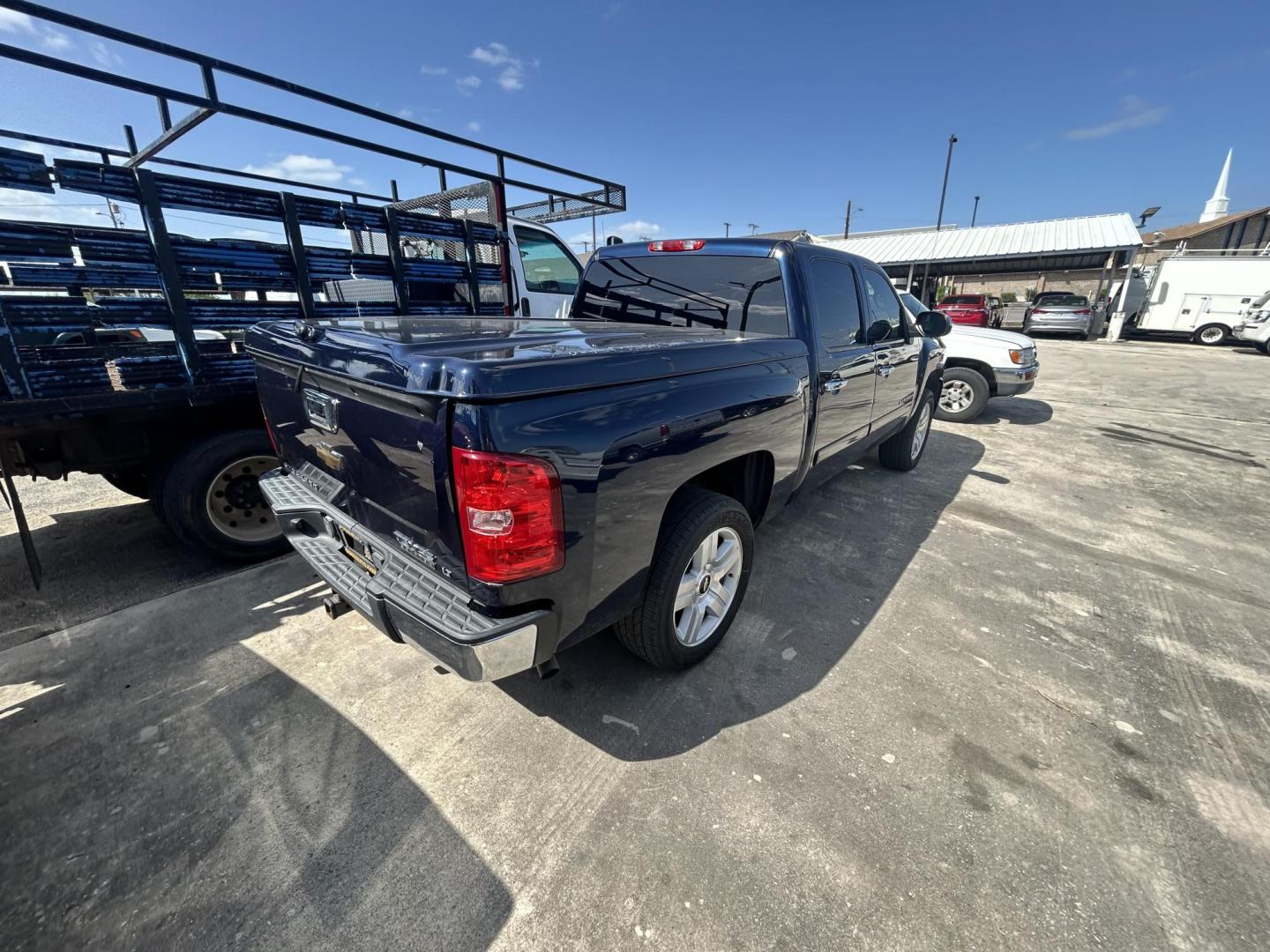 2007 Blue Chevrolet Silverado 1500 LT1 Crew Cab 2WD (2GCEC13J571) with an 5.3L V8 OHV 16V engine, 4-Speed Automatic Overdrive transmission, located at 1687 Business 35 S, New Braunfels, TX, 78130, (830) 625-7159, 29.655487, -98.051491 - Photo#6