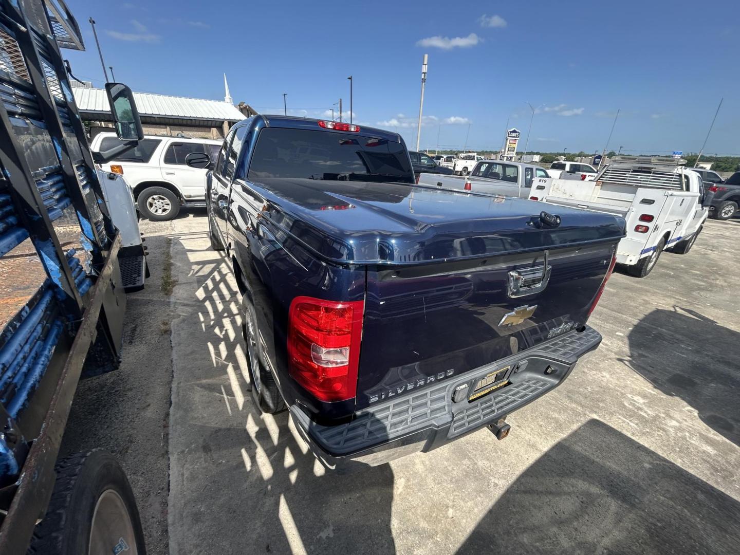 2007 Blue Chevrolet Silverado 1500 LT1 Crew Cab 2WD (2GCEC13J571) with an 5.3L V8 OHV 16V engine, 4-Speed Automatic Overdrive transmission, located at 1687 Business 35 S, New Braunfels, TX, 78130, (830) 625-7159, 29.655487, -98.051491 - Photo#7