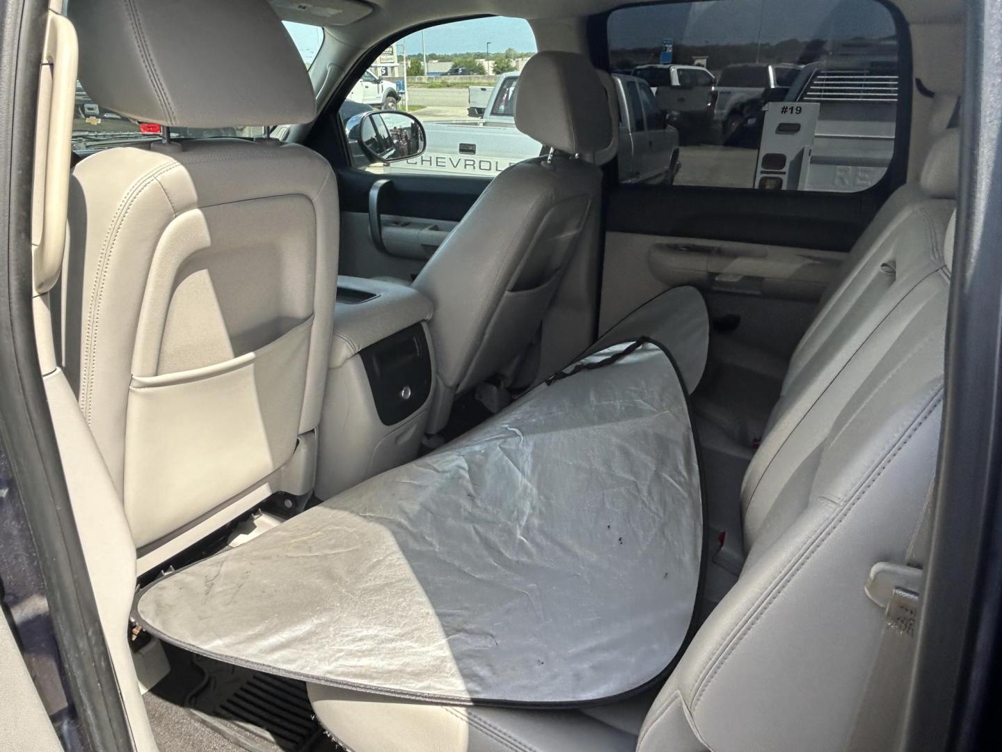 2007 Blue Chevrolet Silverado 1500 LT1 Crew Cab 2WD (2GCEC13J571) with an 5.3L V8 OHV 16V engine, 4-Speed Automatic Overdrive transmission, located at 1687 Business 35 S, New Braunfels, TX, 78130, (830) 625-7159, 29.655487, -98.051491 - Photo#8