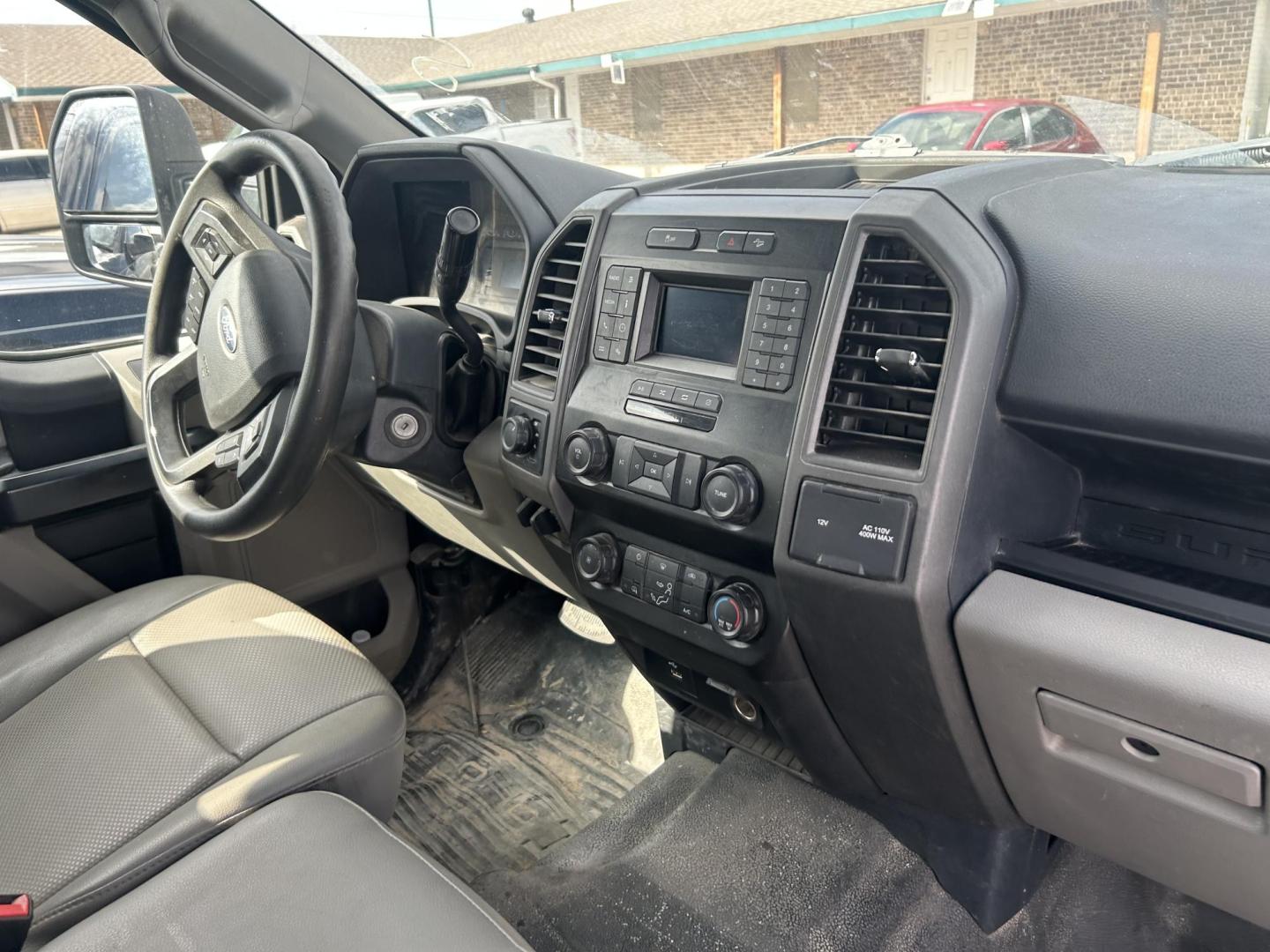 2022 White Ford F-250 SD XL Crew Cab 4WD (1FT7W2B64NE) with an 6.2L V8 OHV 16V engine, 6A transmission, located at 1687 Business 35 S, New Braunfels, TX, 78130, (830) 625-7159, 29.655487, -98.051491 - Photo#3