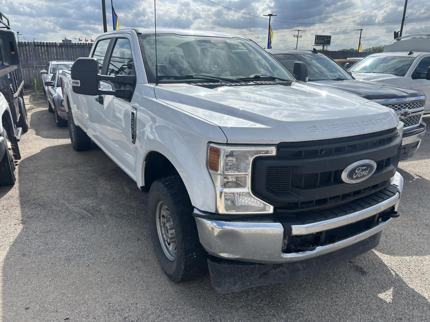 2022 White Ford F-250 SD XL Crew Cab 4WD (1FT7W2B64NE) with an 6.2L V8 OHV 16V engine, 6A transmission, located at 1687 Business 35 S, New Braunfels, TX, 78130, (830) 625-7159, 29.655487, -98.051491 - Photo#1
