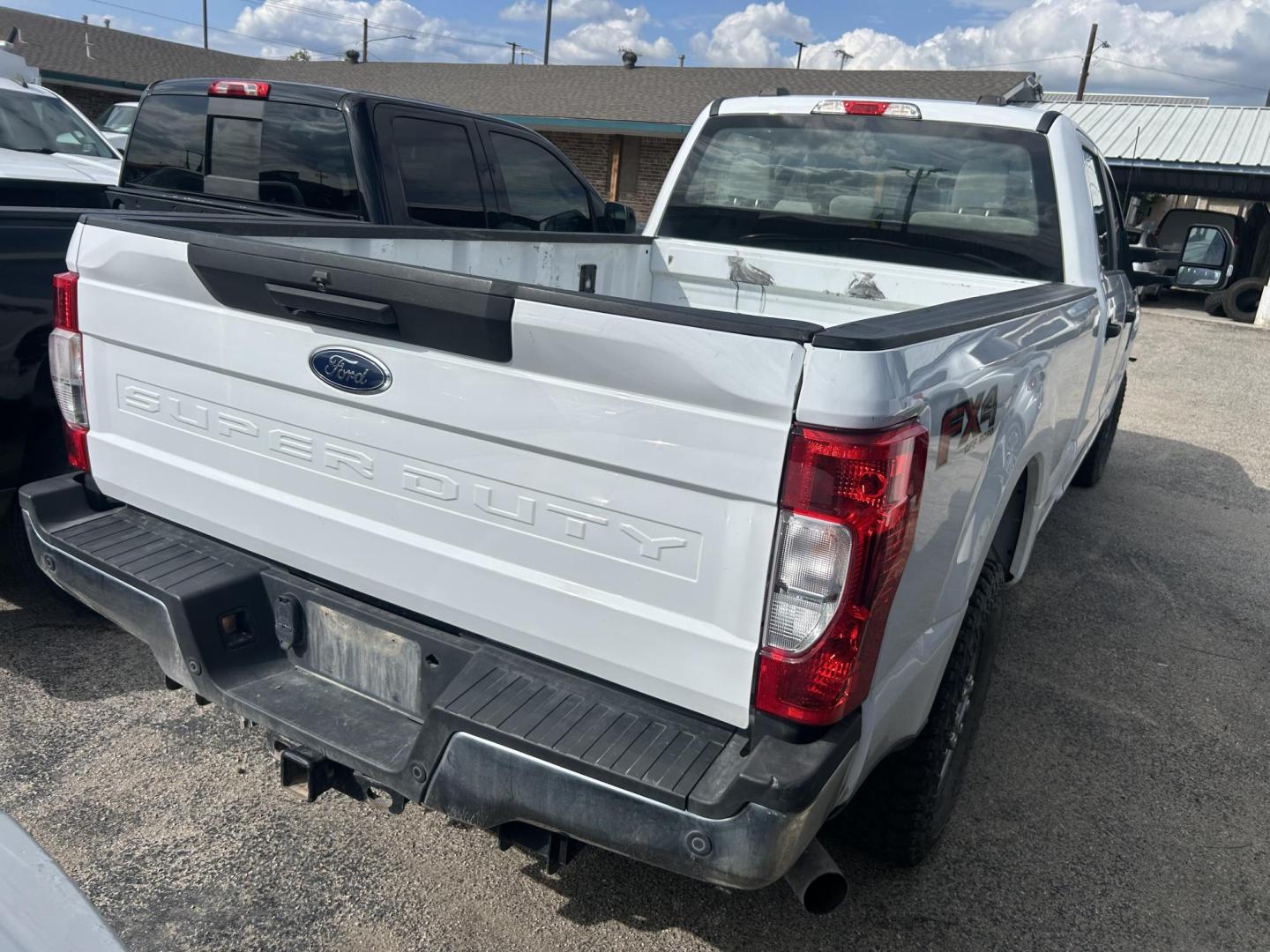 2022 White Ford F-250 SD XL Crew Cab 4WD (1FT7W2B64NE) with an 6.2L V8 OHV 16V engine, 6A transmission, located at 1687 Business 35 S, New Braunfels, TX, 78130, (830) 625-7159, 29.655487, -98.051491 - Photo#6