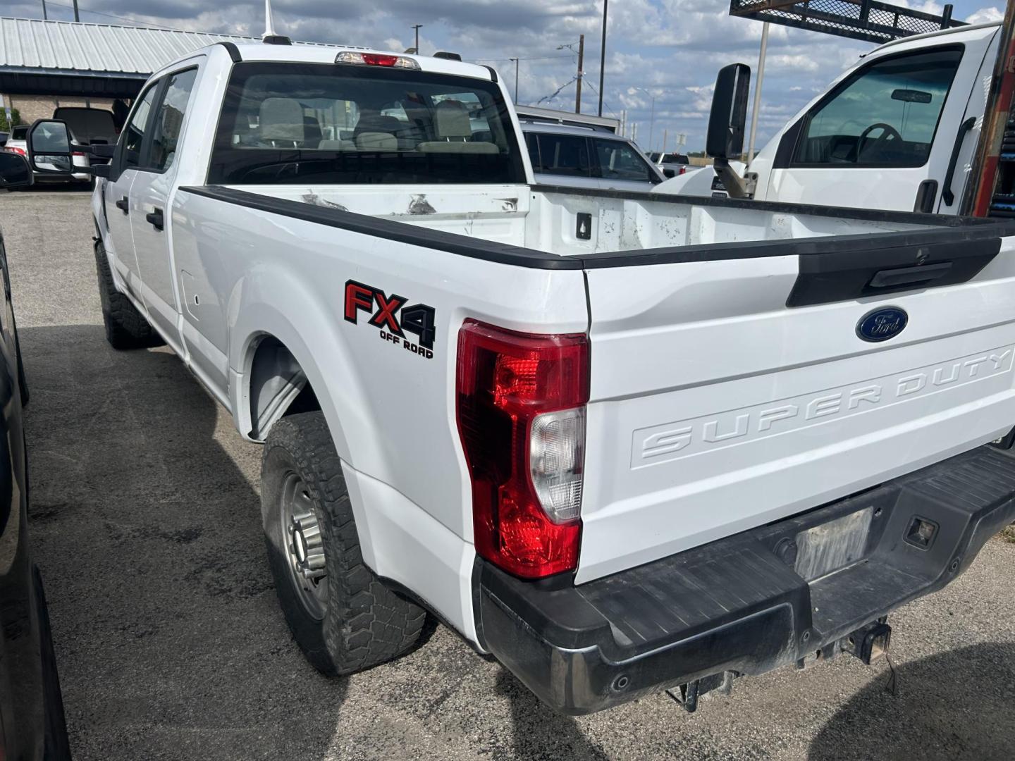 2022 White Ford F-250 SD XL Crew Cab 4WD (1FT7W2B64NE) with an 6.2L V8 OHV 16V engine, 6A transmission, located at 1687 Business 35 S, New Braunfels, TX, 78130, (830) 625-7159, 29.655487, -98.051491 - Photo#7