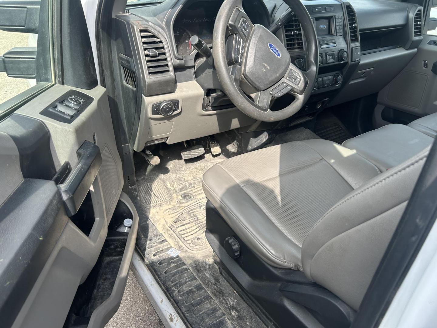 2022 White Ford F-250 SD XL Crew Cab 4WD (1FT7W2B64NE) with an 6.2L V8 OHV 16V engine, 6A transmission, located at 1687 Business 35 S, New Braunfels, TX, 78130, (830) 625-7159, 29.655487, -98.051491 - Photo#9