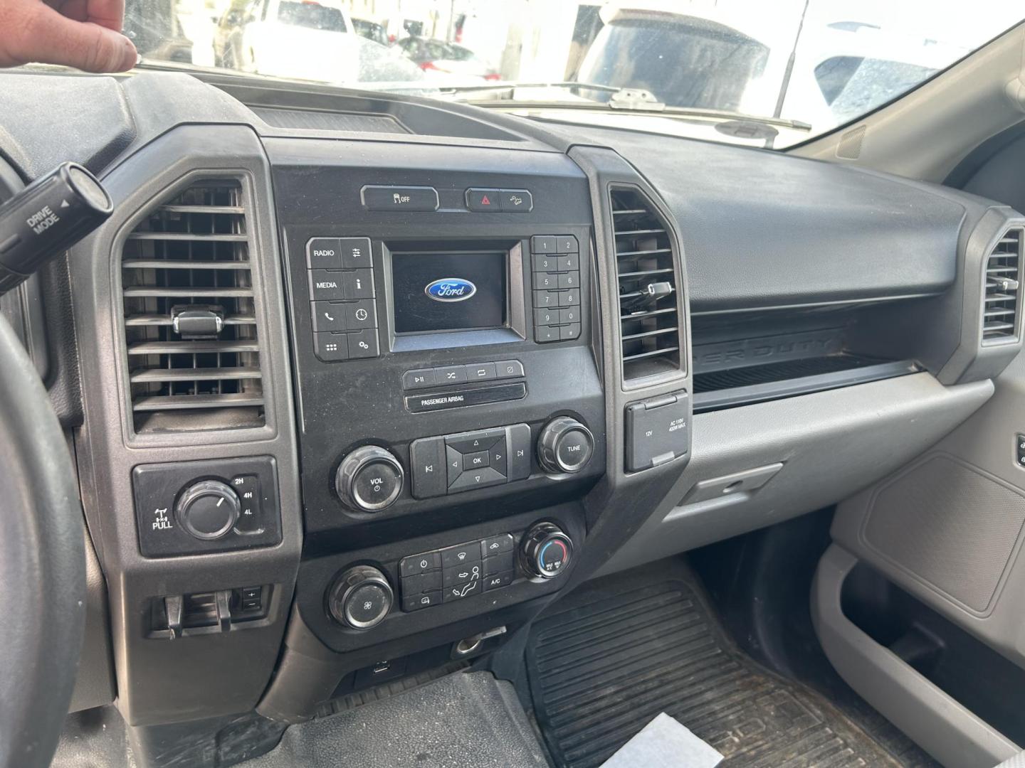 2022 White Ford F-250 SD XL Crew Cab 4WD (1FT7W2B64NE) with an 6.2L V8 OHV 16V engine, 6A transmission, located at 1687 Business 35 S, New Braunfels, TX, 78130, (830) 625-7159, 29.655487, -98.051491 - Photo#12