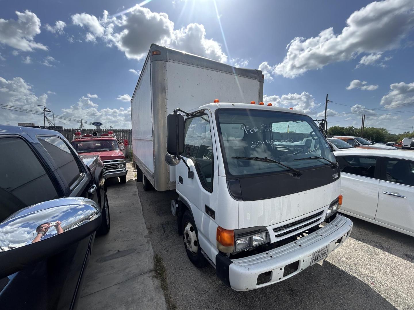 2004 White GMC W45042 - (J8DC4B14847) with an 4.75L L4 TURBO-INTERCOOLER DIESEL engine, located at 1687 Business 35 S, New Braunfels, TX, 78130, (830) 625-7159, 29.655487, -98.051491 - Photo#1