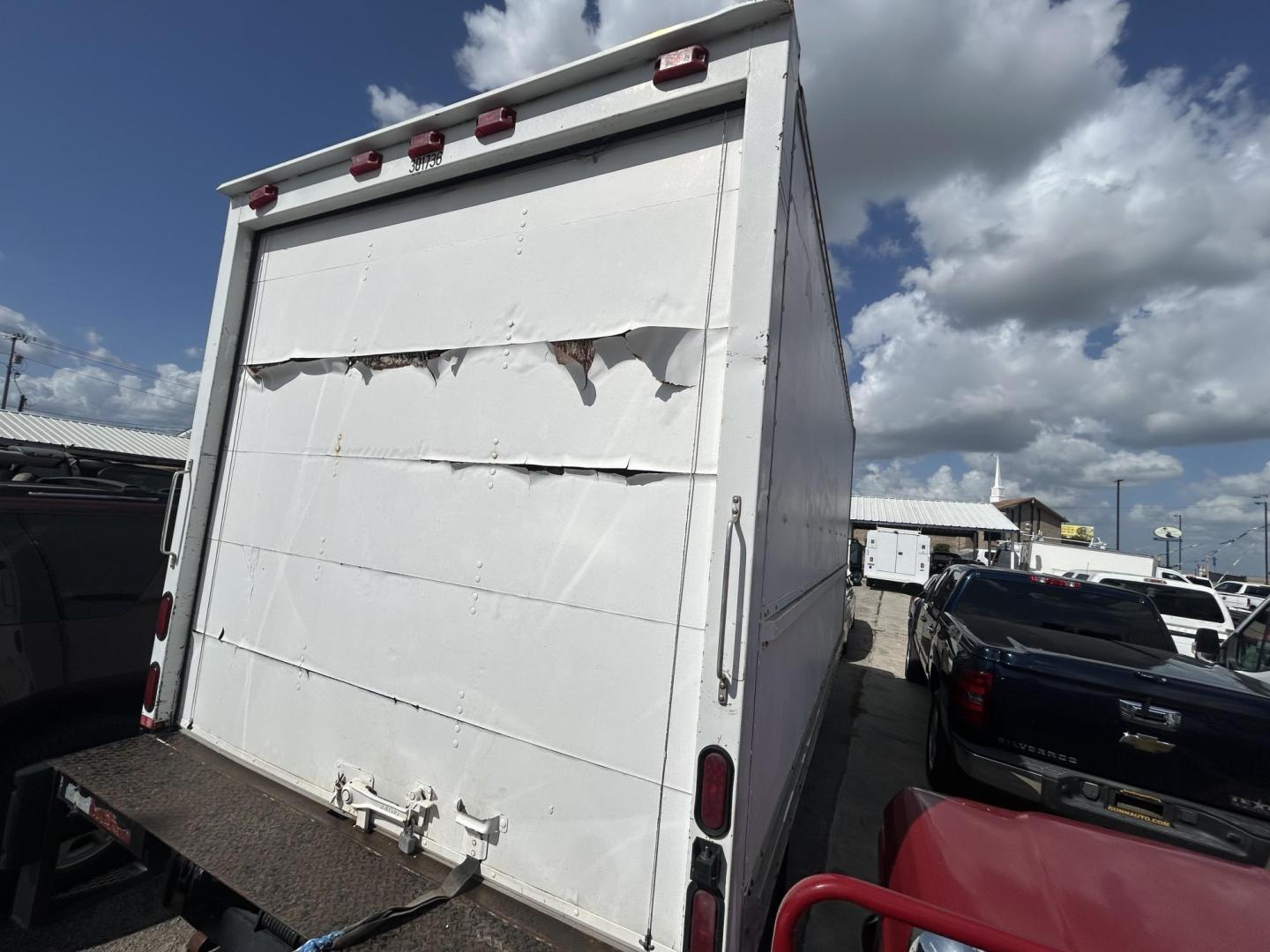 2004 White GMC W45042 - (J8DC4B14847) with an 4.75L L4 TURBO-INTERCOOLER DIESEL engine, located at 1687 Business 35 S, New Braunfels, TX, 78130, (830) 625-7159, 29.655487, -98.051491 - Photo#2