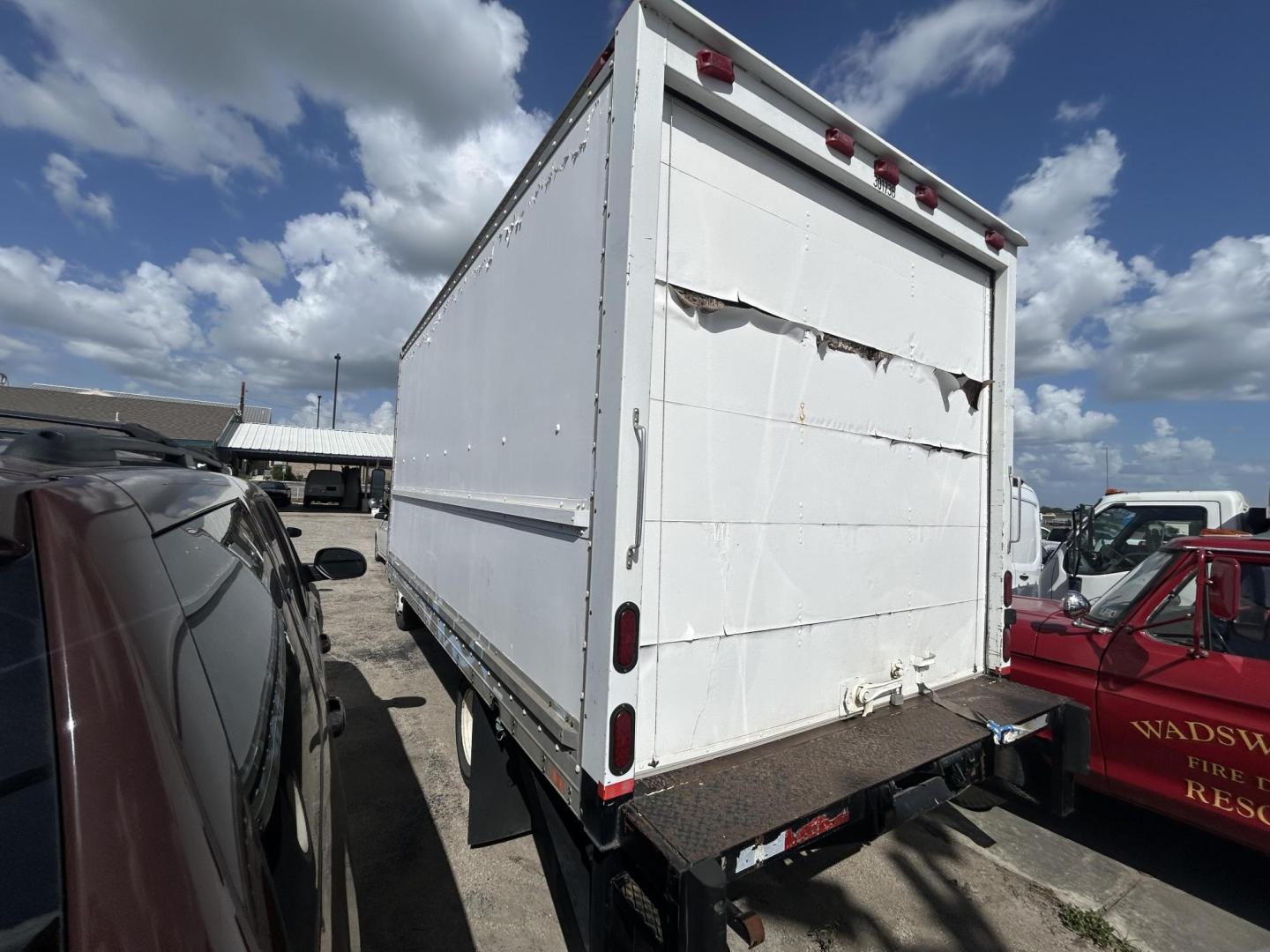 2004 White GMC W45042 - (J8DC4B14847) with an 4.75L L4 TURBO-INTERCOOLER DIESEL engine, located at 1687 Business 35 S, New Braunfels, TX, 78130, (830) 625-7159, 29.655487, -98.051491 - Photo#4