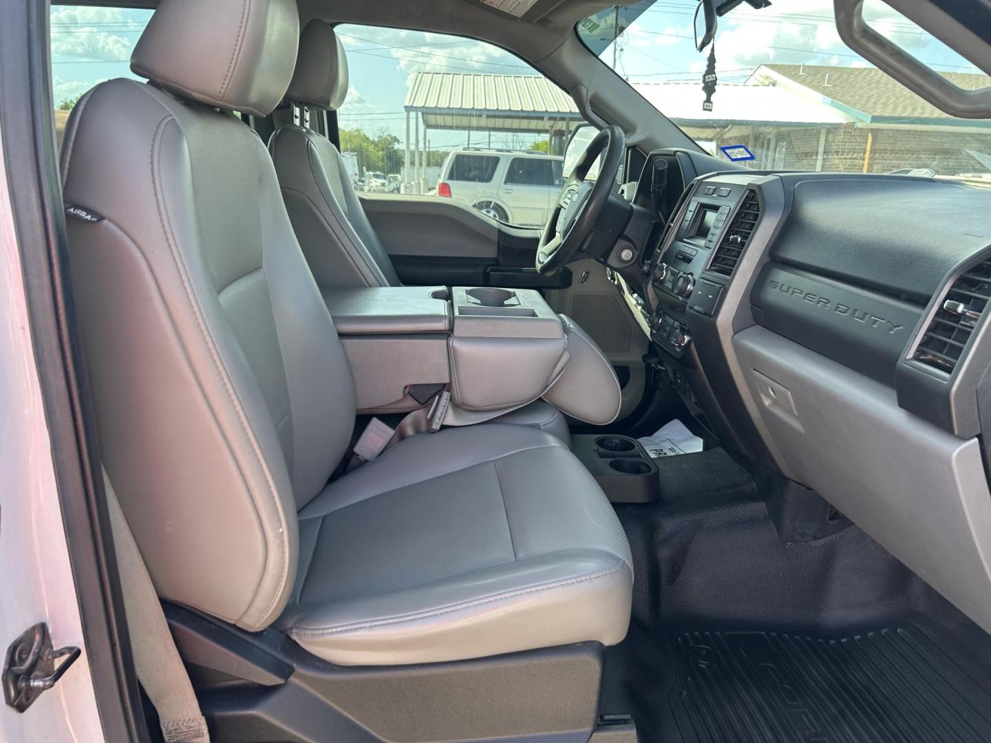 2019 White Ford F-250 SD XL Crew Cab Long Bed 4WD (1FT7W2BT4KE) with an 6.7L V8 OHV 16V DIESEL engine, 6A transmission, located at 1687 Business 35 S, New Braunfels, TX, 78130, (830) 625-7159, 29.655487, -98.051491 - Photo#2