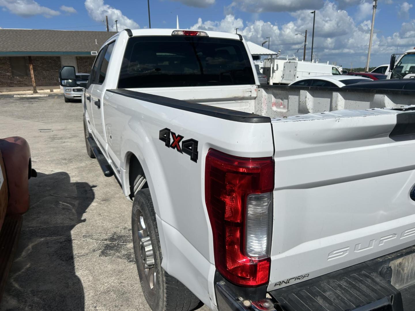 2019 White Ford F-250 SD XL Crew Cab Long Bed 4WD (1FT7W2BT4KE) with an 6.7L V8 OHV 16V DIESEL engine, 6A transmission, located at 1687 Business 35 S, New Braunfels, TX, 78130, (830) 625-7159, 29.655487, -98.051491 - Photo#8