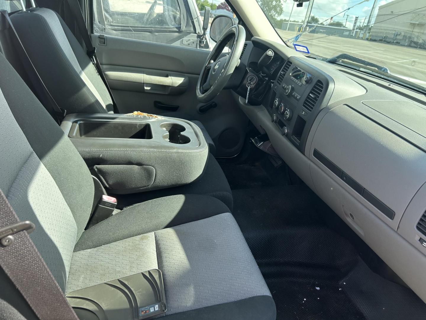 2007 Tan Chevrolet Silverado 1500 LT1 2WD (1GCEC14C07Z) with an 4.8L V8 OHV 16V engine, 4-Speed Automatic Overdrive transmission, located at 1687 Business 35 S, New Braunfels, TX, 78130, (830) 625-7159, 29.655487, -98.051491 - Photo#3
