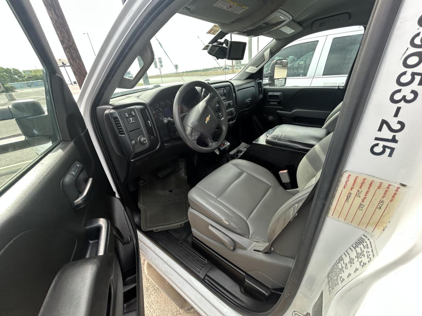 2015 White Chevrolet Silverado 3500HD Work Truck Long Box 2WD (1GB3CYCG6FZ) with an 6.0L V8 OHV 16V FFV engine, 6-Speed Automatic transmission, located at 1687 Business 35 S, New Braunfels, TX, 78130, (830) 625-7159, 29.655487, -98.051491 - Photo#5