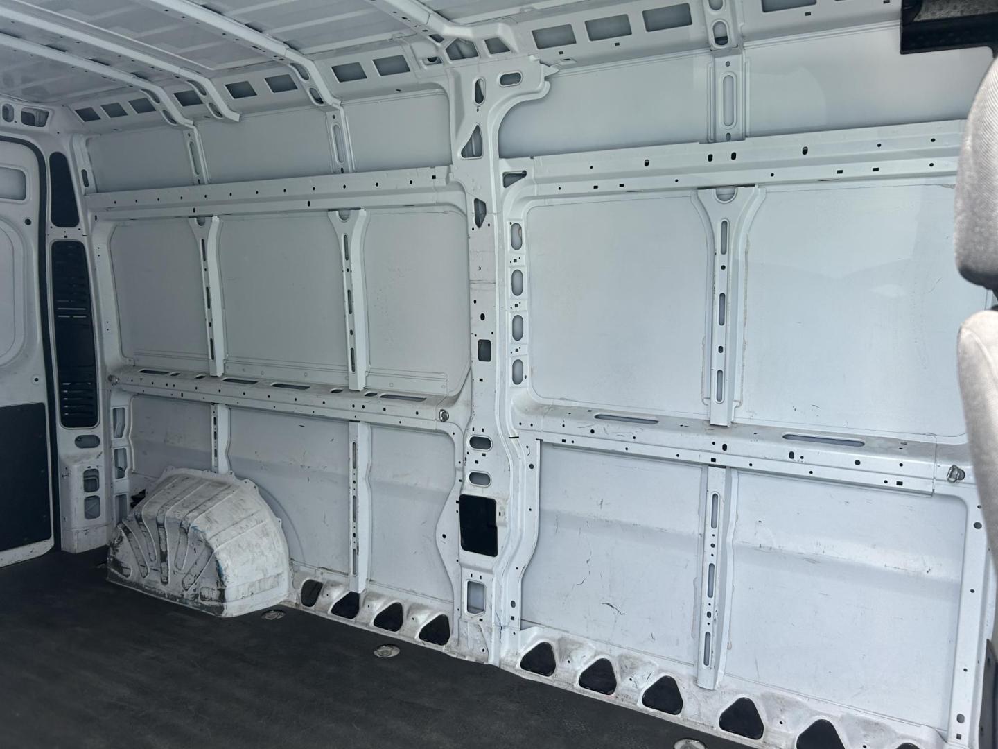 2018 White RAM Promaster 2500 High Roof Tradesman 159-in. WB (3C6TRVDG5JE) with an 3.6L V6 engine, 6A transmission, located at 1687 Business 35 S, New Braunfels, TX, 78130, (830) 625-7159, 29.655487, -98.051491 - Photo#5