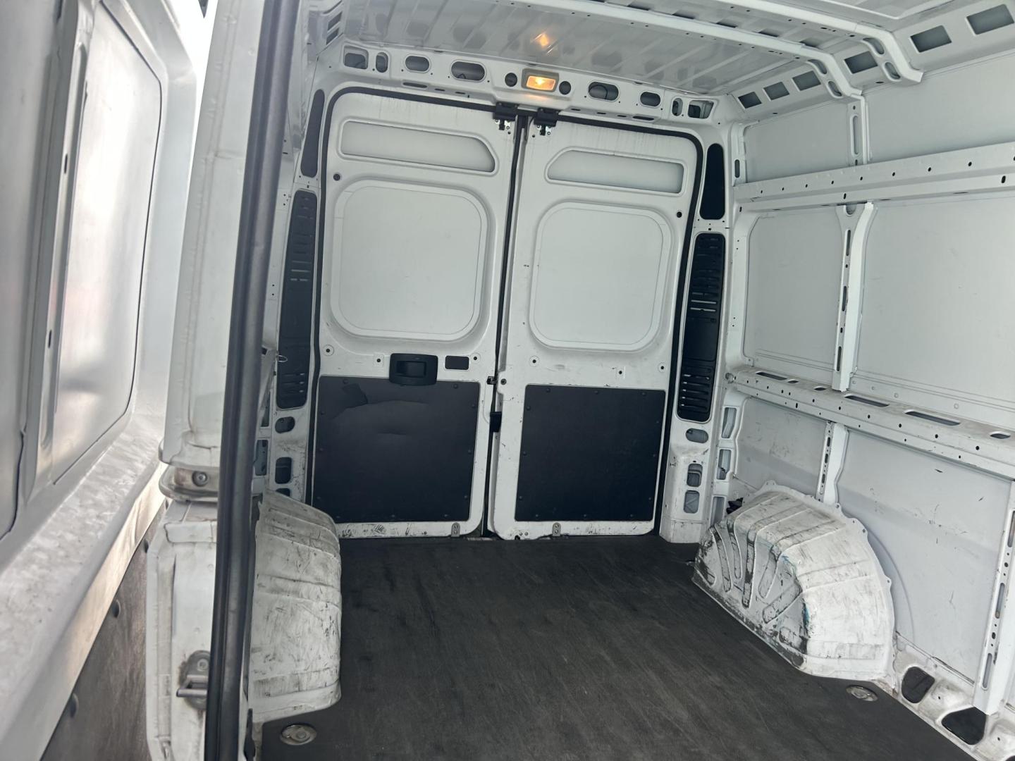 2018 White RAM Promaster 2500 High Roof Tradesman 159-in. WB (3C6TRVDG5JE) with an 3.6L V6 engine, 6A transmission, located at 1687 Business 35 S, New Braunfels, TX, 78130, (830) 625-7159, 29.655487, -98.051491 - Photo#6