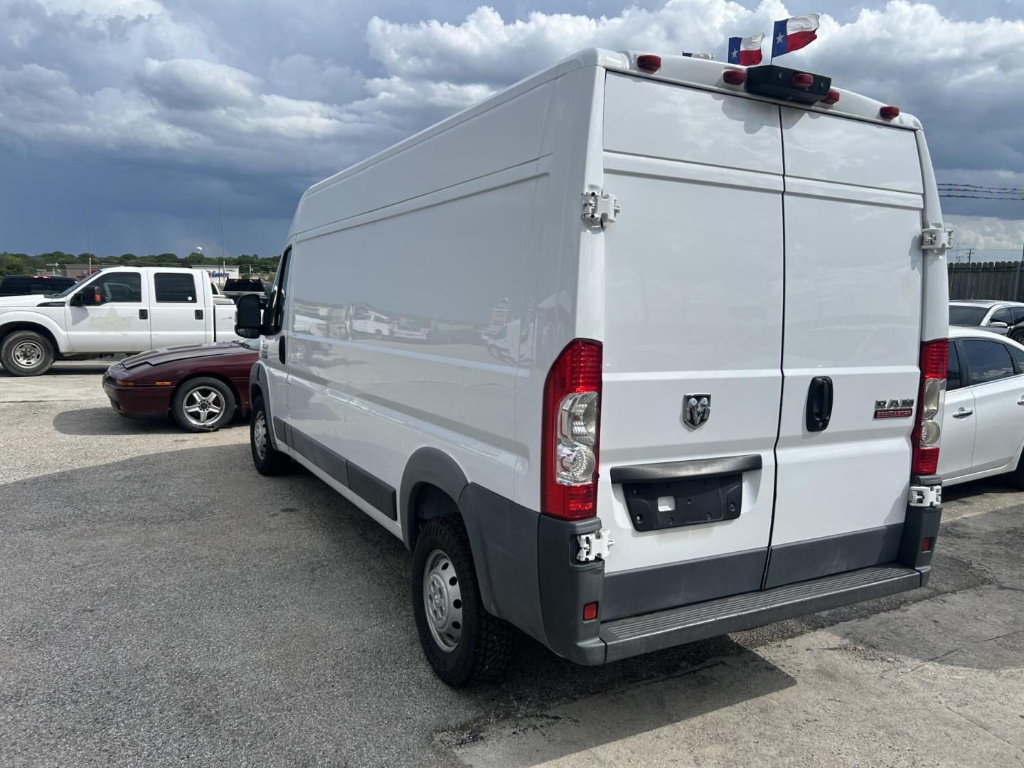 2018 White RAM Promaster 2500 High Roof Tradesman 159-in. WB (3C6TRVDG5JE) with an 3.6L V6 engine, 6A transmission, located at 1687 Business 35 S, New Braunfels, TX, 78130, (830) 625-7159, 29.655487, -98.051491 - Photo#10