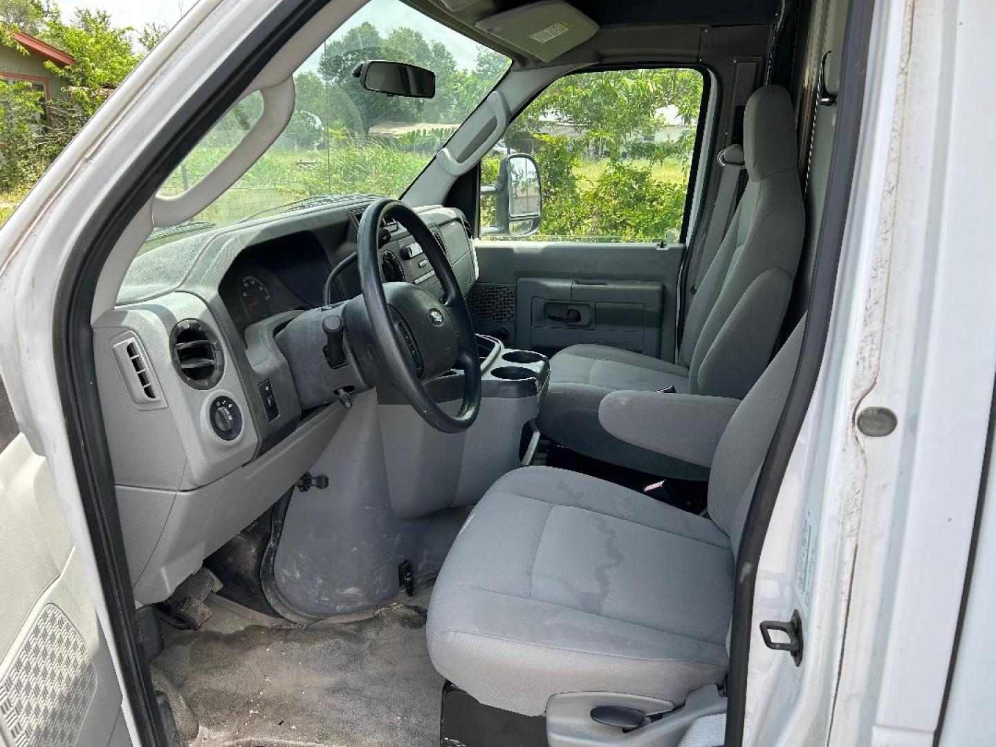 2012 White /Gray Ford E-Series Van E-350 Super Duty (1FDWE3FLXCD) with an 5.4L V8 SOHC 16V FFV engine, 4-Speed Automatic transmission, located at 1687 Business 35 S, New Braunfels, TX, 78130, (830) 625-7159, 29.655487, -98.051491 - Photo#6